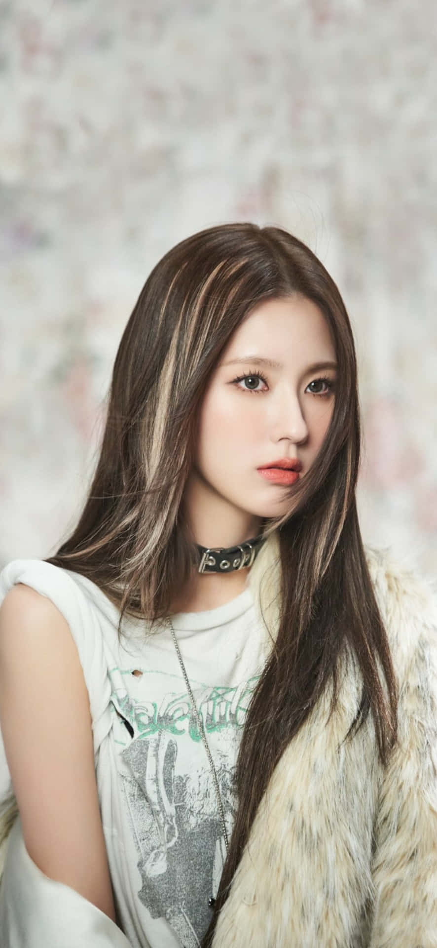 Elegant Portrait Female Kpop Star Wallpaper