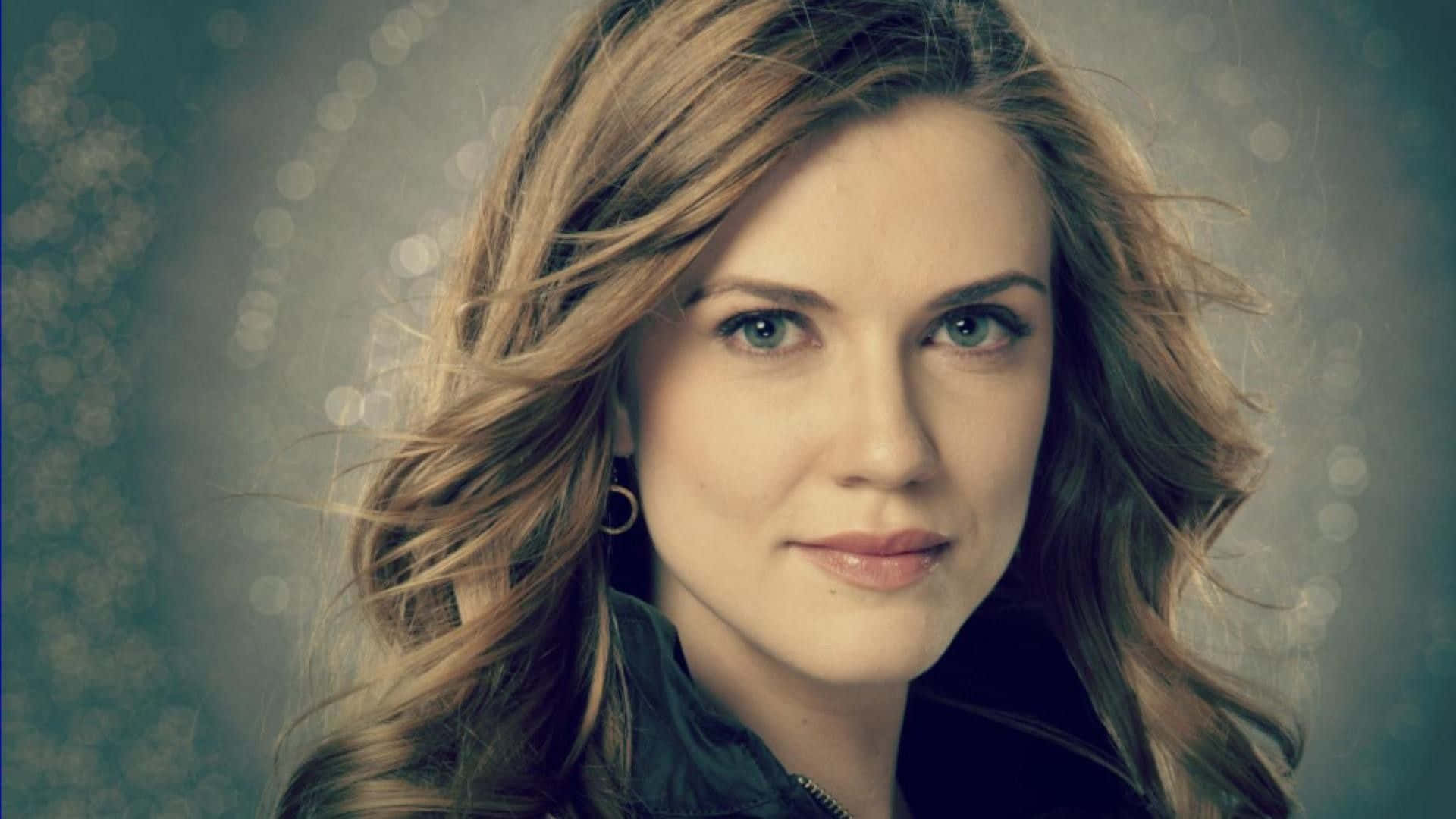 Elegant Portrait Sara Canning Wallpaper