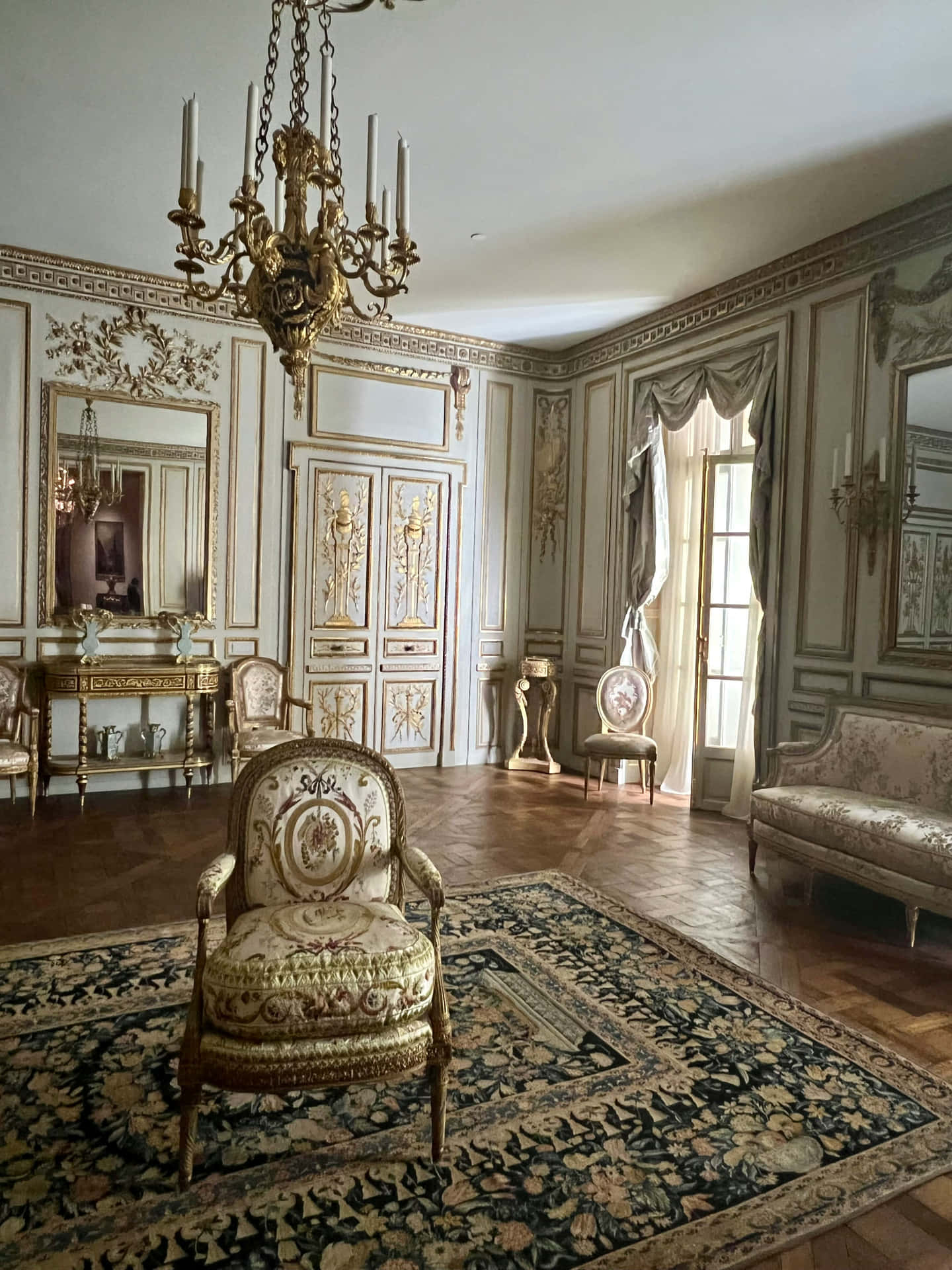 Elegant Regency Era Room Decor Wallpaper