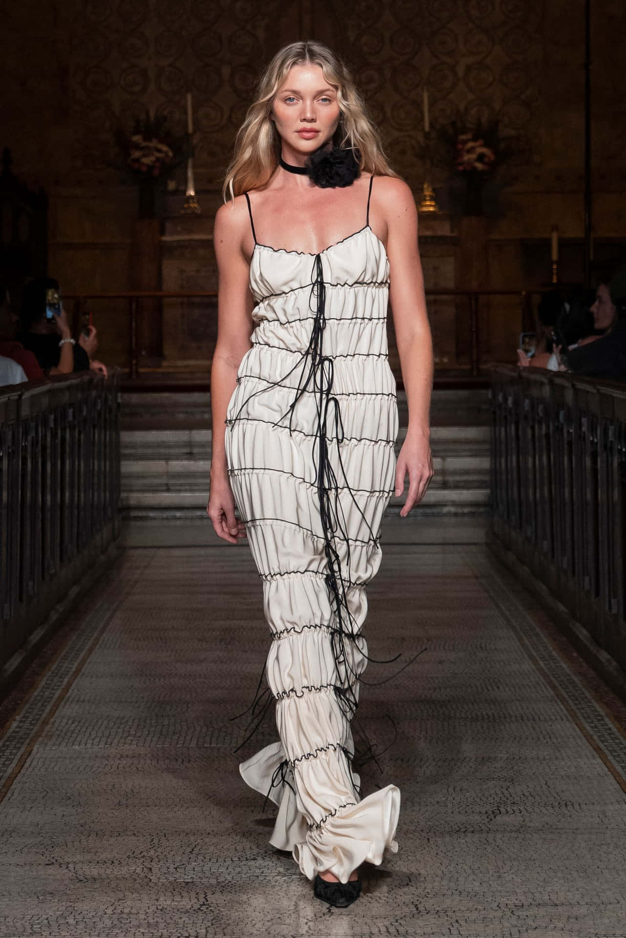 Modèle Élégant Sur Le Podium En Robe Noire Et Blanche Fond d'écran