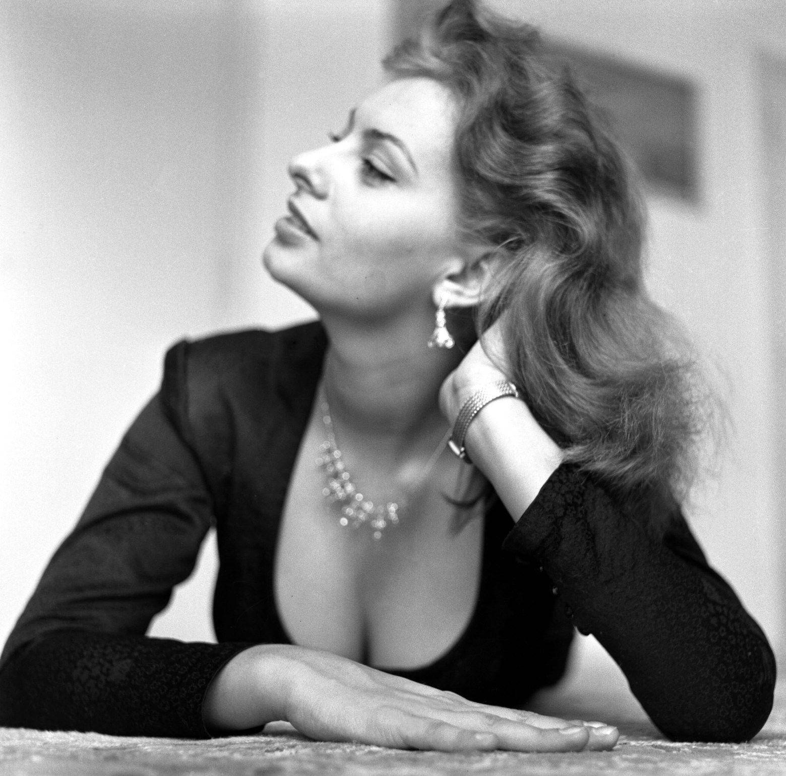 Elegant Sophia Loren In Greyscale Wallpaper