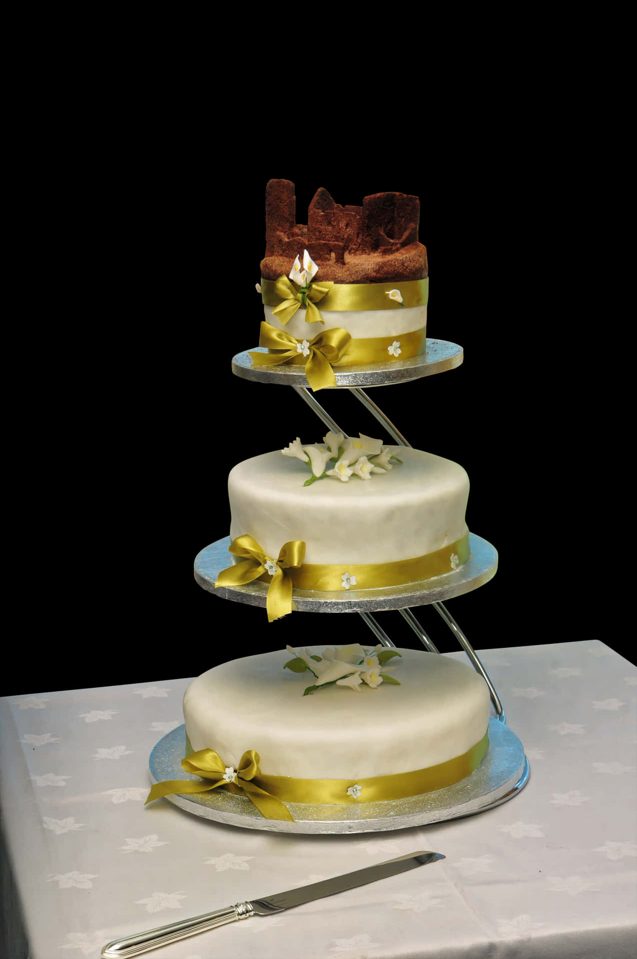 Elegant Three Tier Wedding Cakewith Gold Ribbons PNG