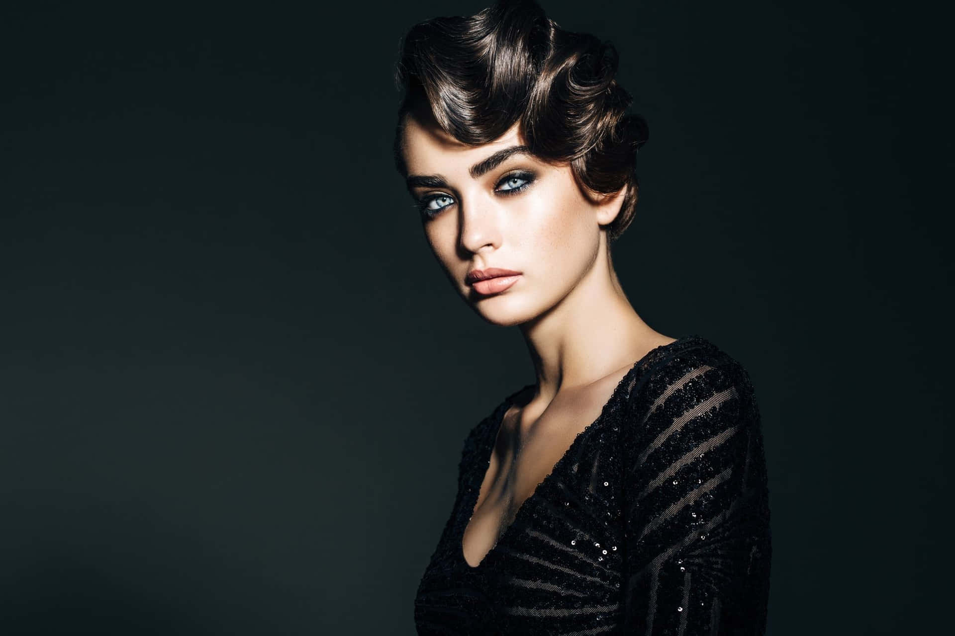 Elegant Vintage Hairstyle Woman Wallpaper