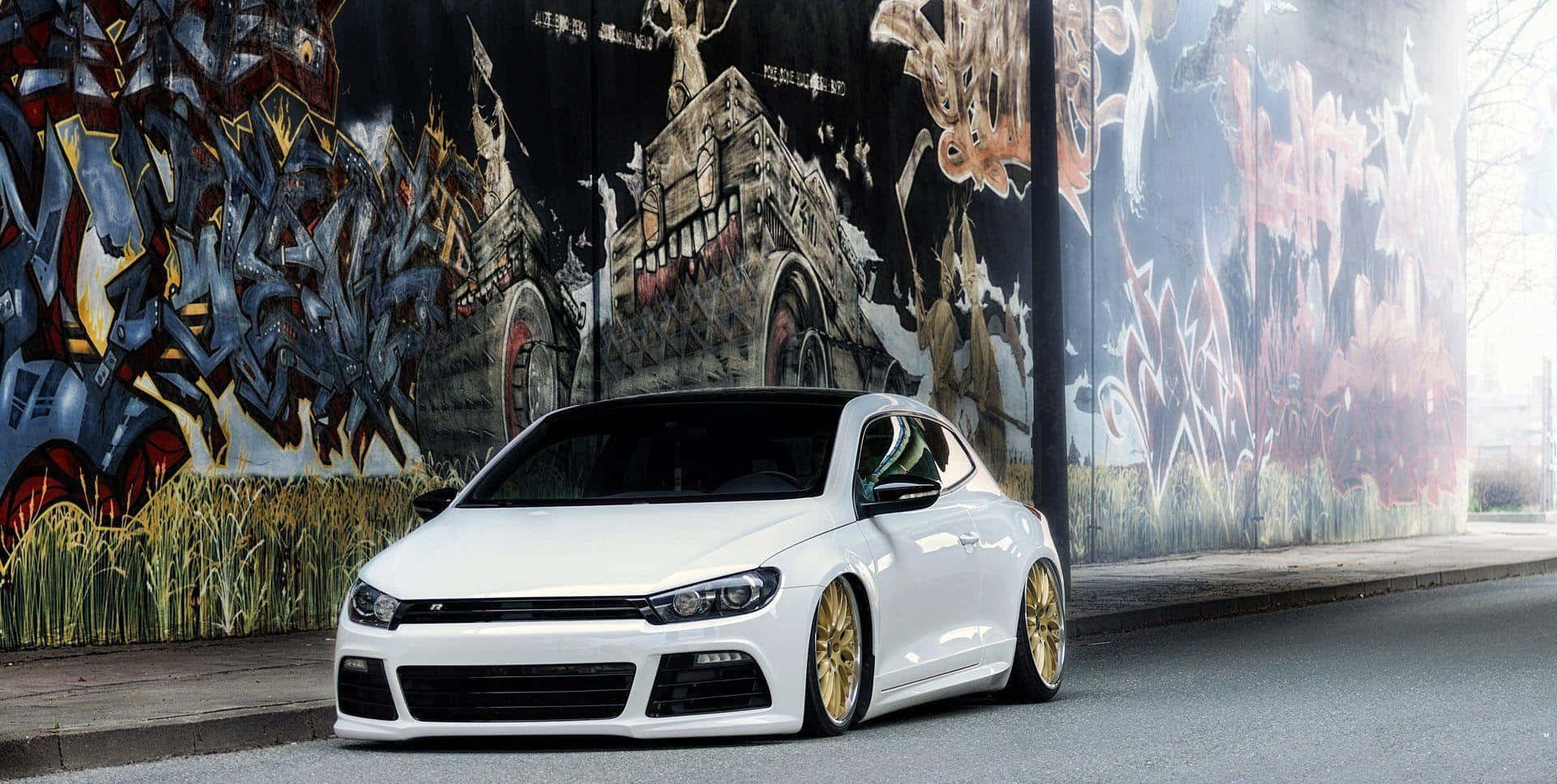 Volkswagen Scirocco Elegan Di Lingkungan Perkotaan Wallpaper