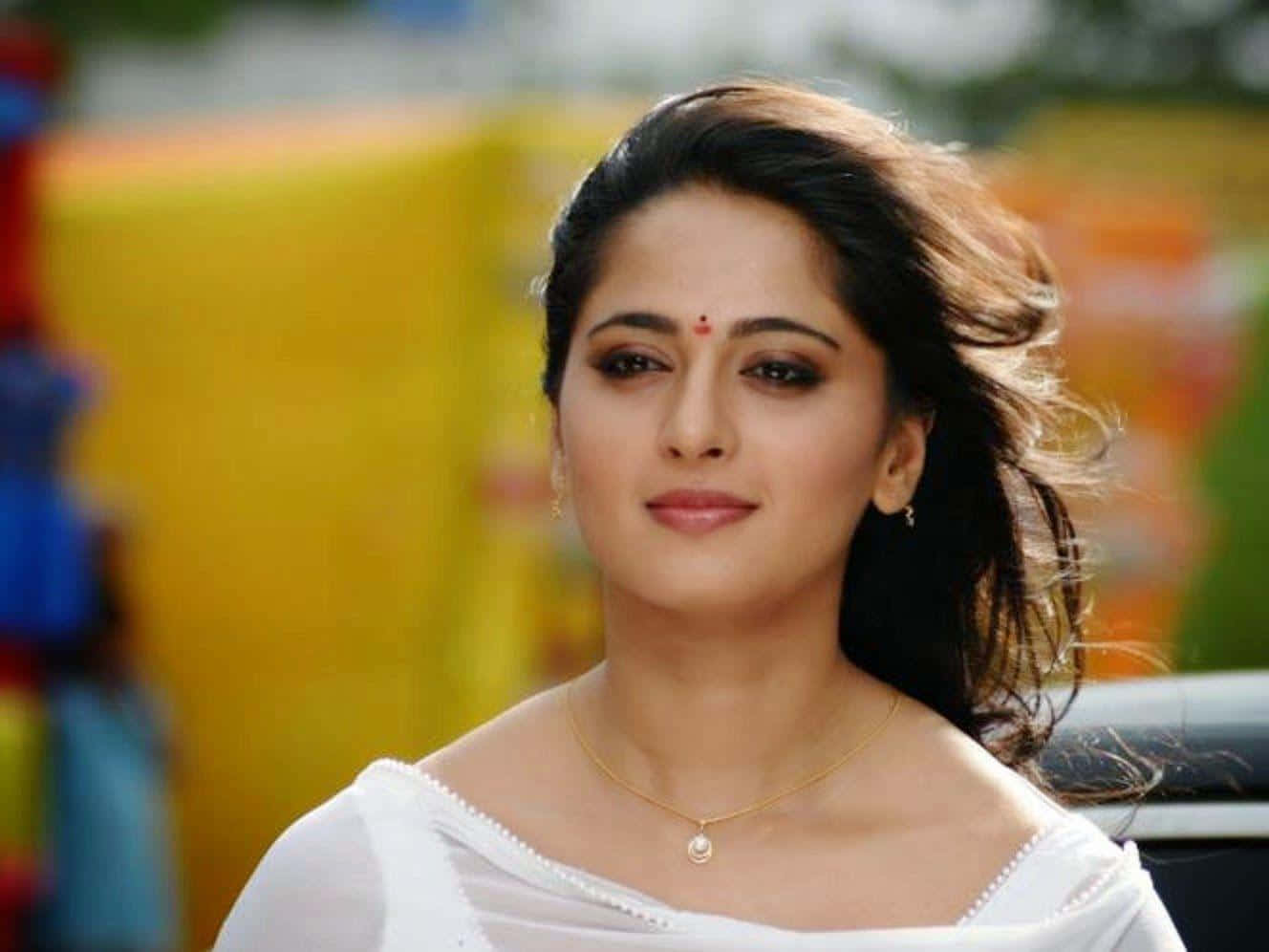 Elegante Witte Kleding Anushka Shetty Achtergrond