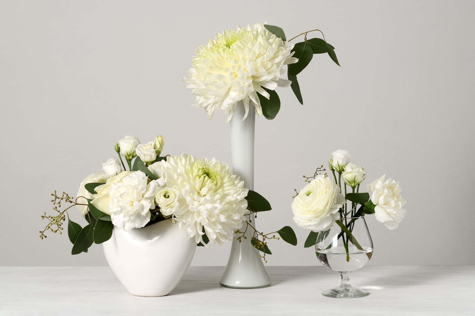 Elegant White Floral Arrangement Wallpaper