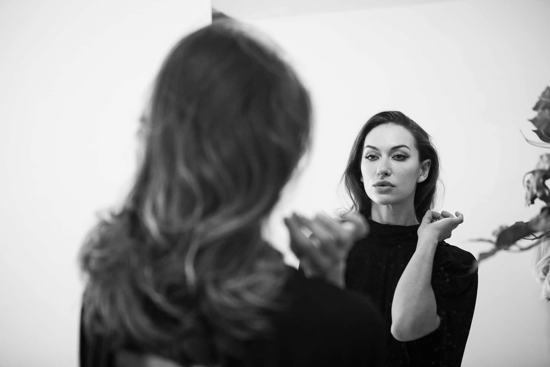 Elegant Woman Mirror Reflection Blackand White Wallpaper