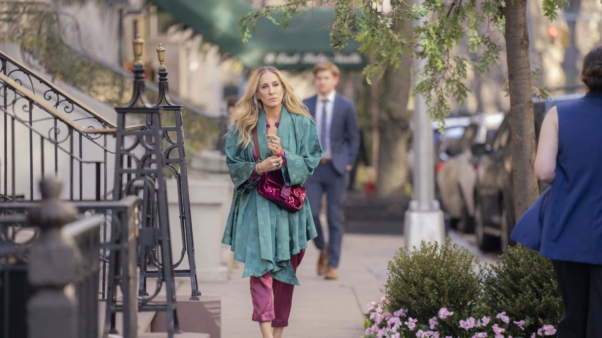 Elegante Vrouw Wandelt Door De Stadsstraat Achtergrond