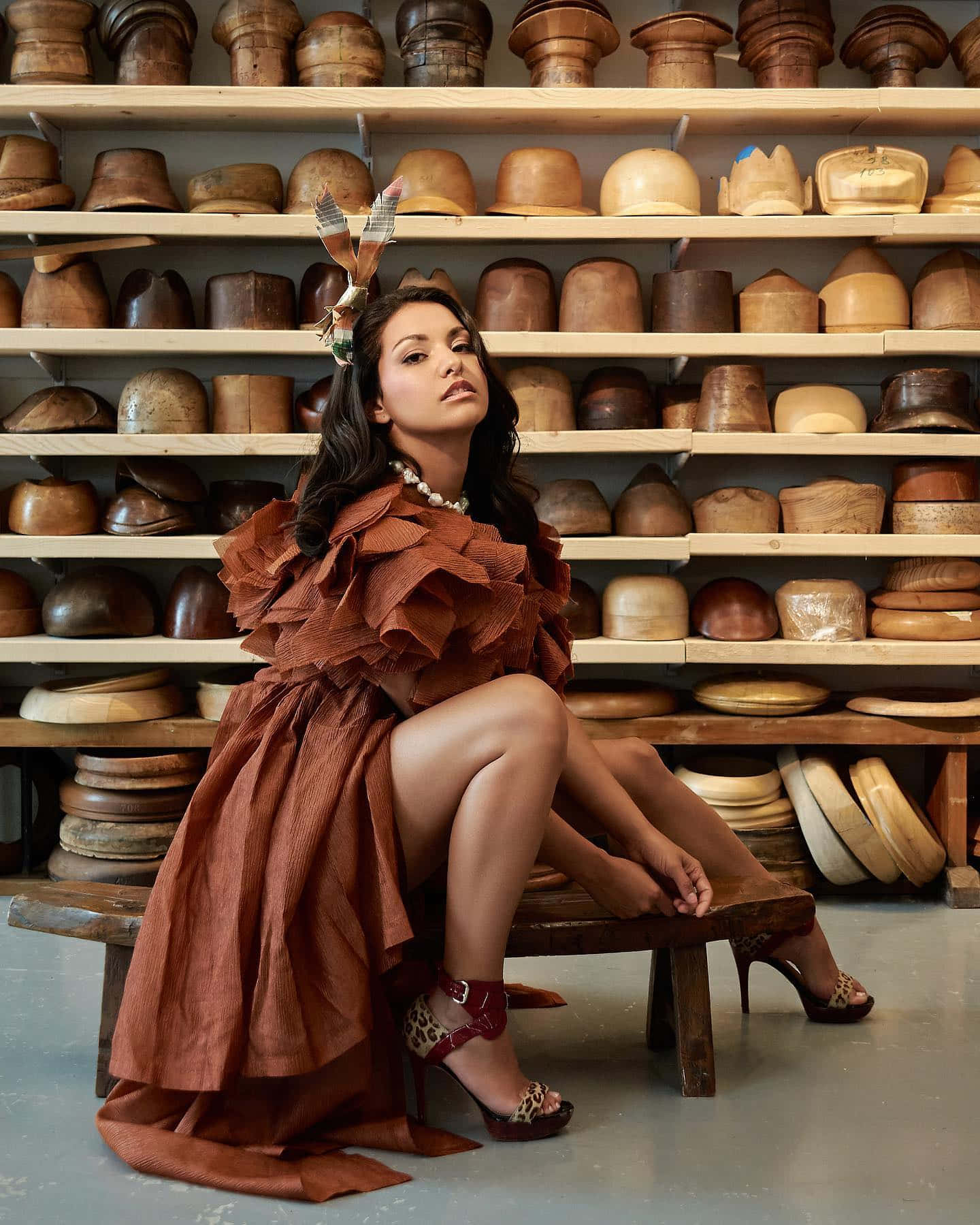 Femme Élégante Dans Un Atelier De Poterie Fond d'écran