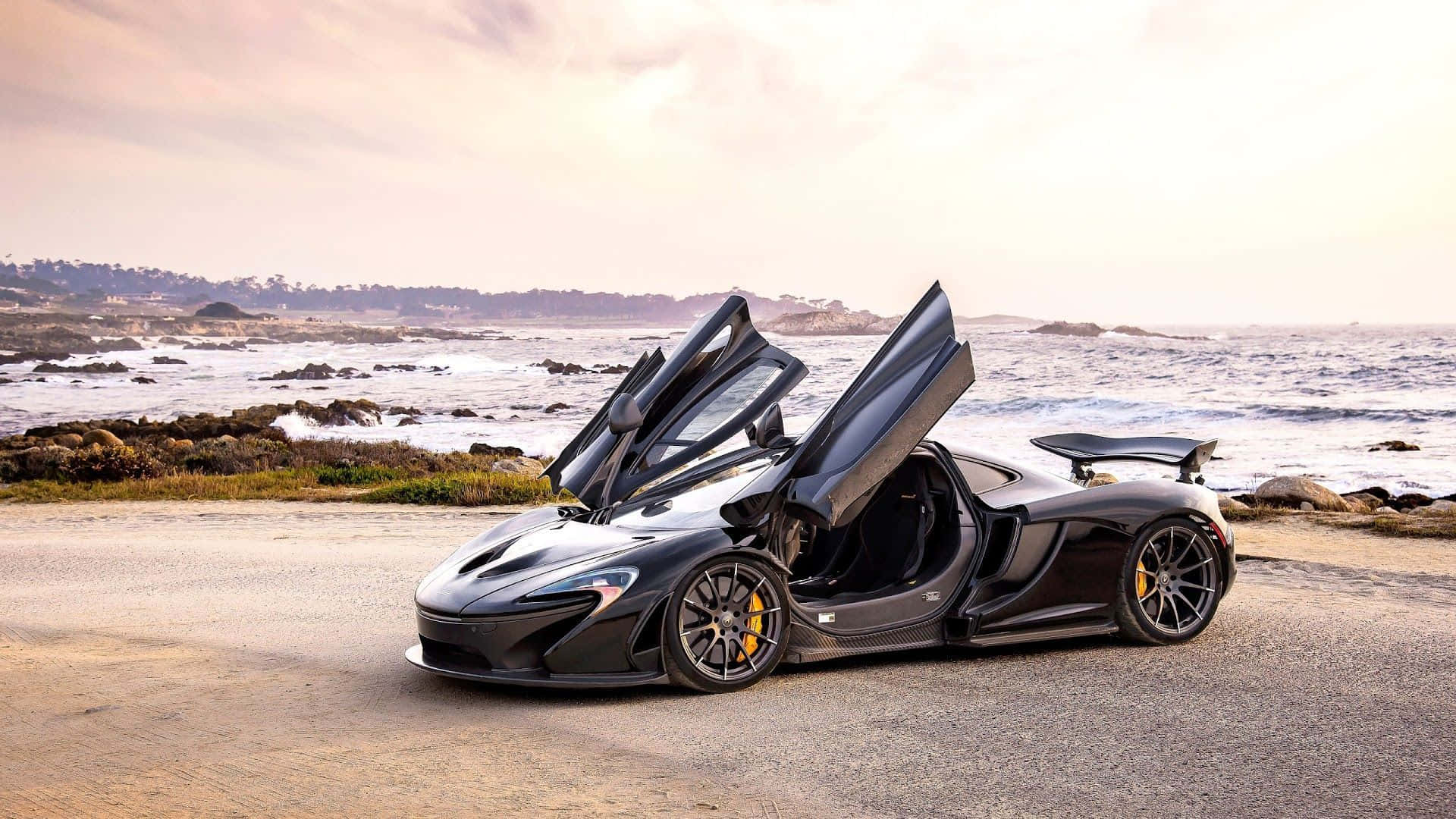 Elegantemclaren Supercar En Una Carretera Pintoresca