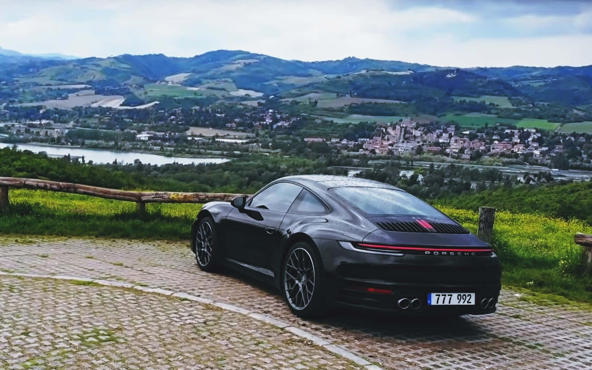 Eleganteporsche Su Una Panoramica Strada Di Montagna