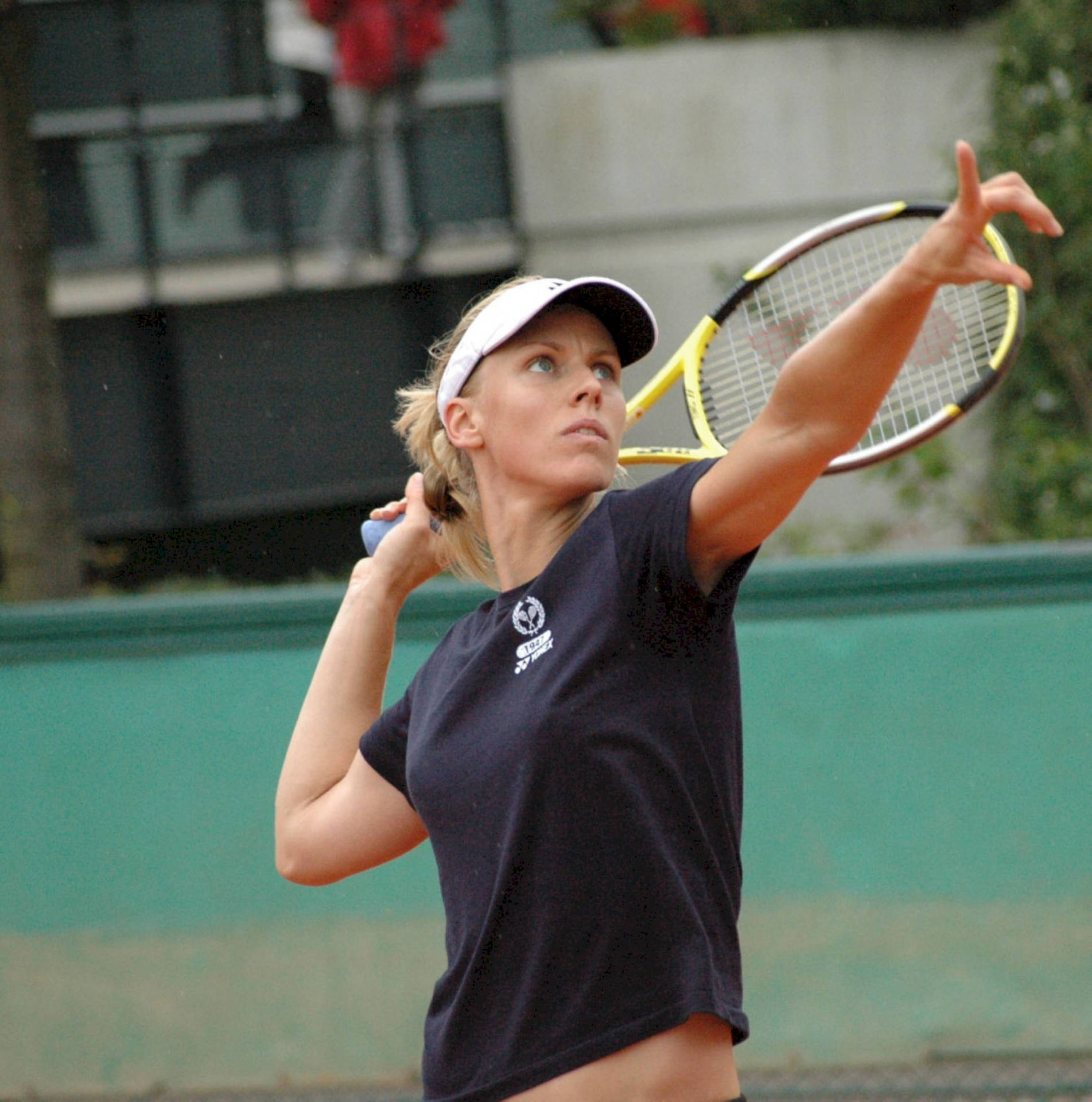 Elena Dementieva i smadret position på en tennisbane Wallpaper