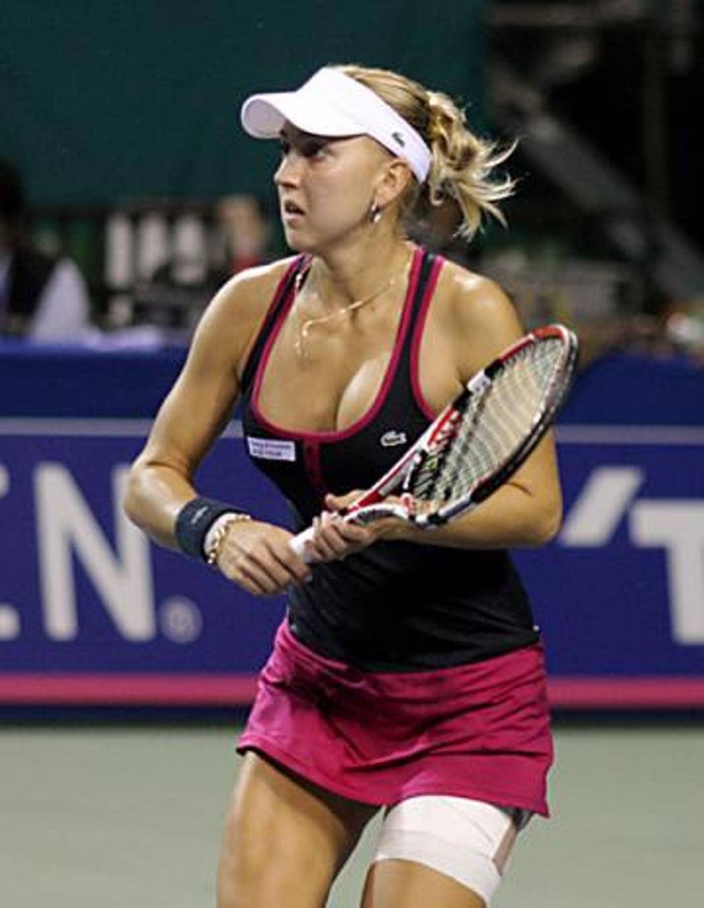 Elenavesnina Sosteniendo Una Raqueta De Tenis. Fondo de pantalla