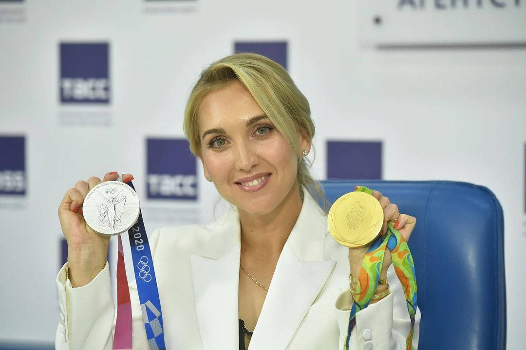Elena Vesnina Holding Two Medals Wallpaper