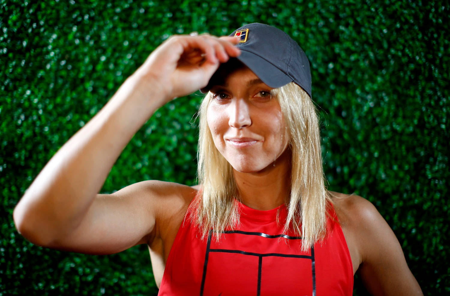 Elena Vesnina in form - Muscle focus with a Cap Wallpaper