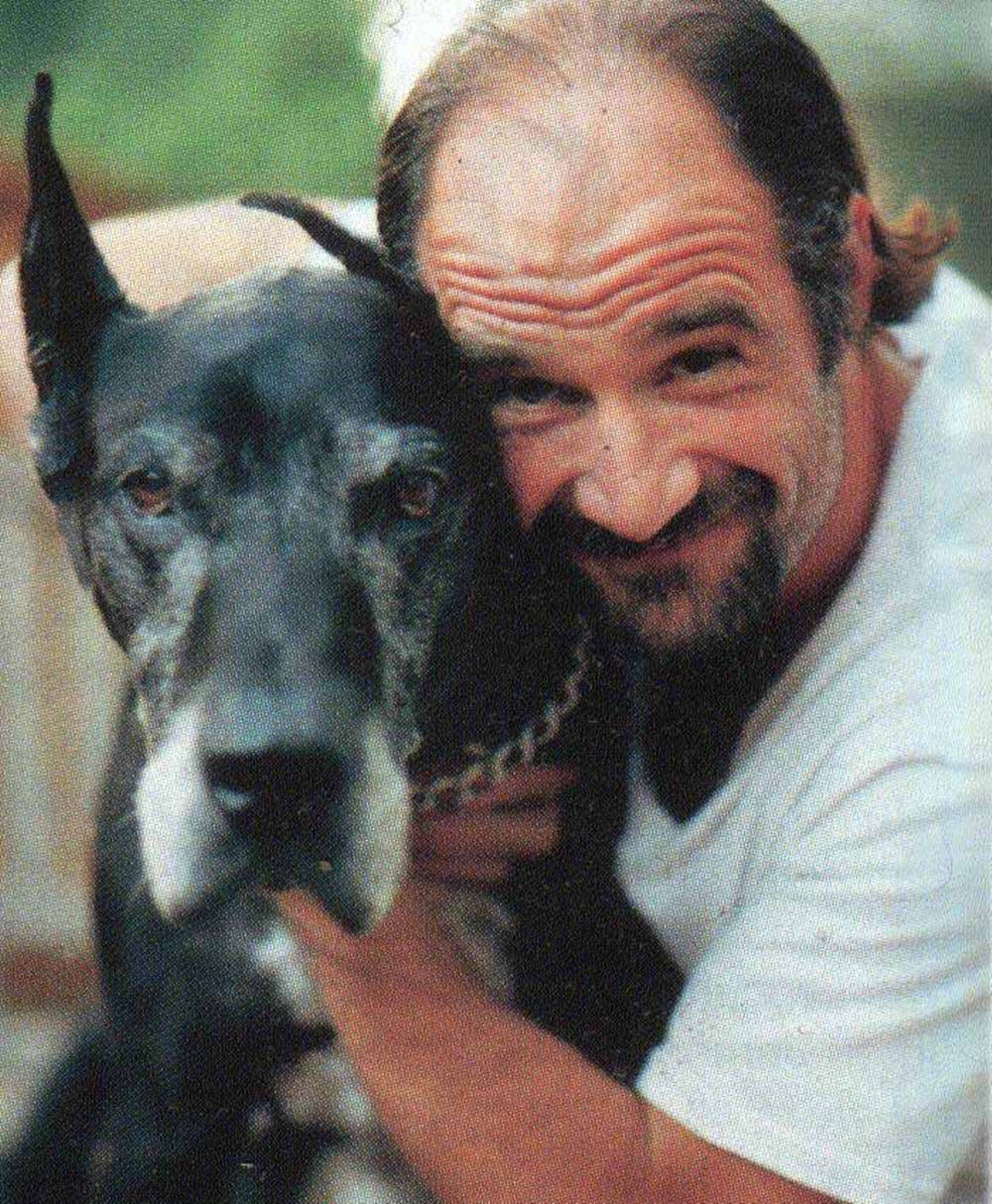 Eliaskoteas Che Abbraccia Un Cane. Sfondo