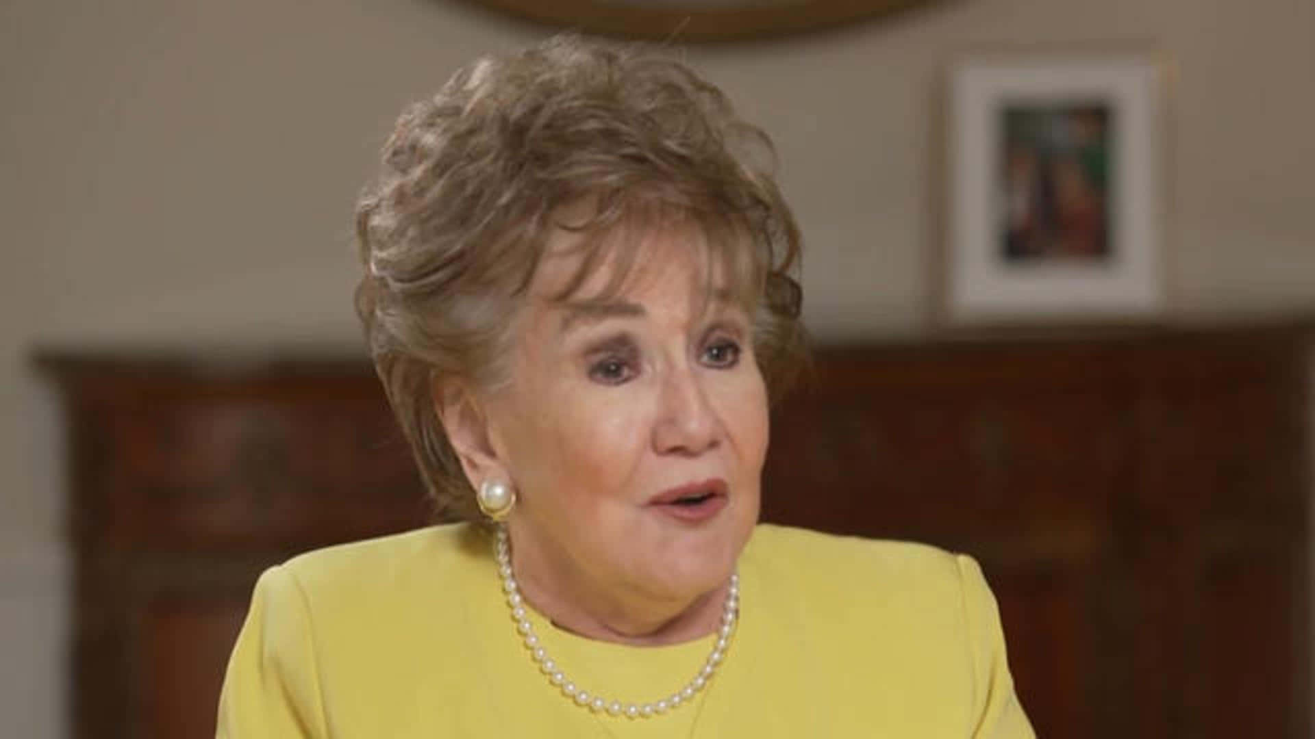 Elizabeth Dole With Pearl Necklace Wallpaper