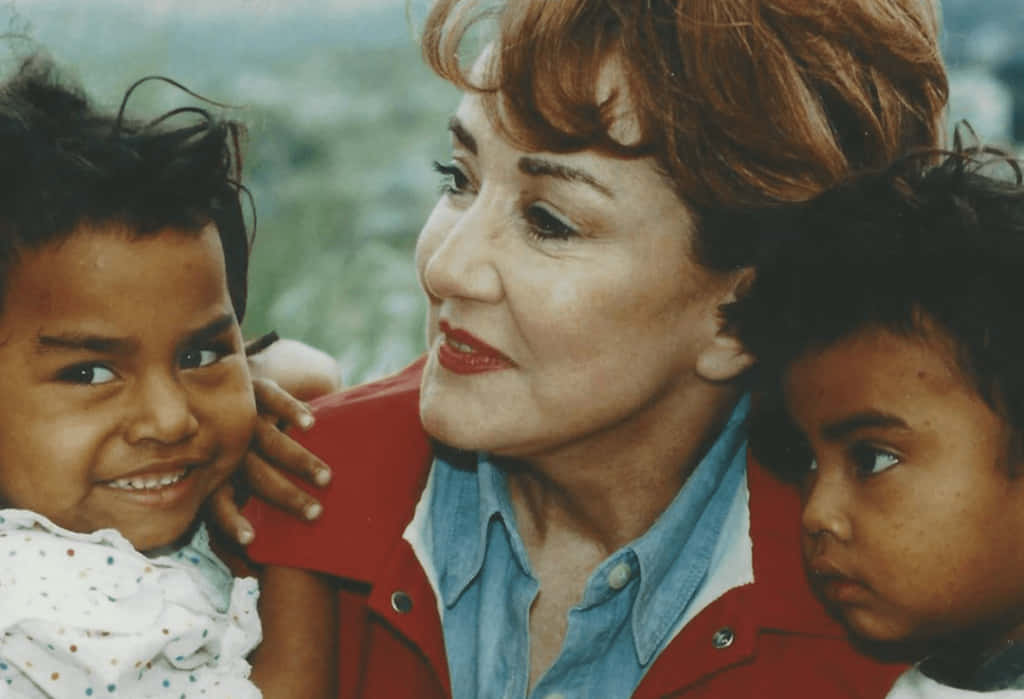 Elizabeth Dole With Poor Kids Wallpaper