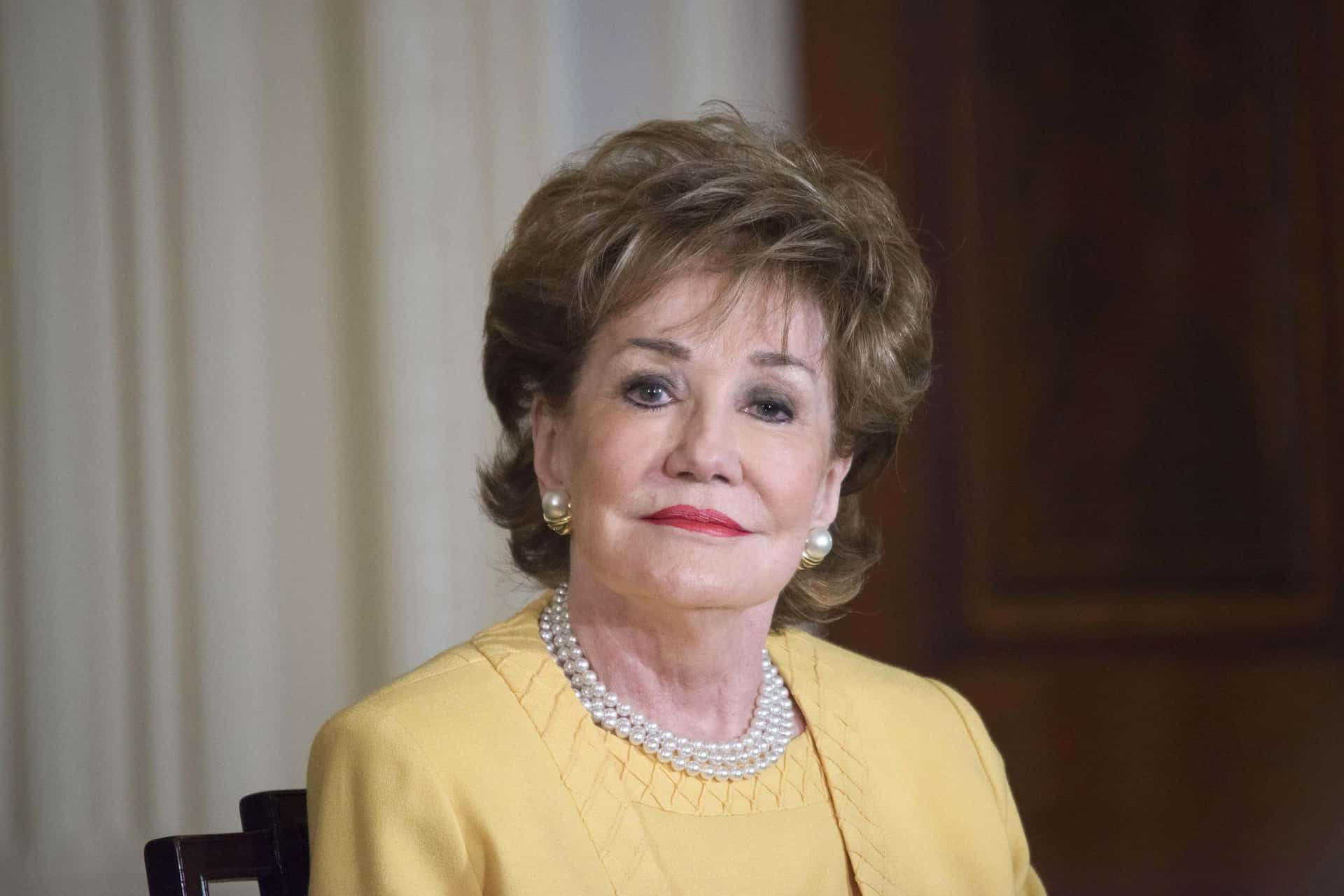 Elizabeth Dole Met Kostbare Parelketting Achtergrond