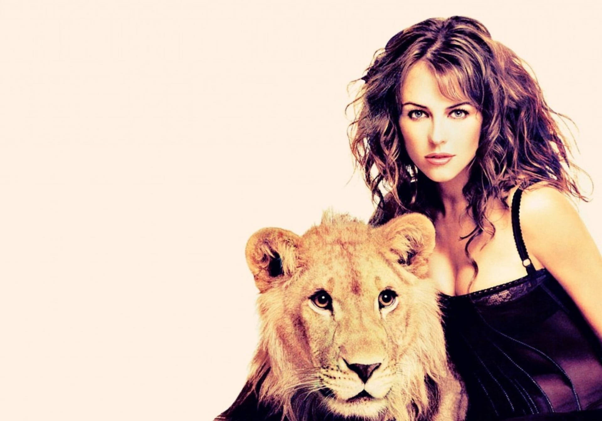 Elizabeth Hurley And Lion Photoshoot Wallpaper