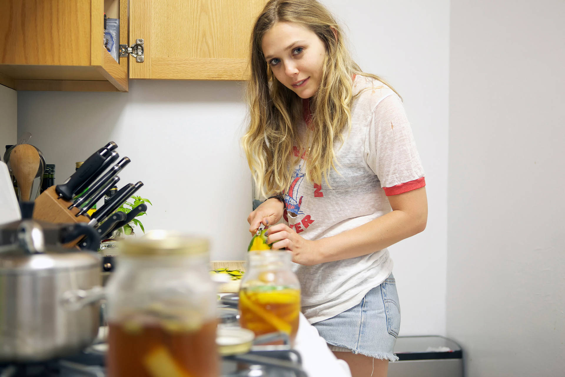 Elizabeth Olsen Cooking At Home Wallpaper