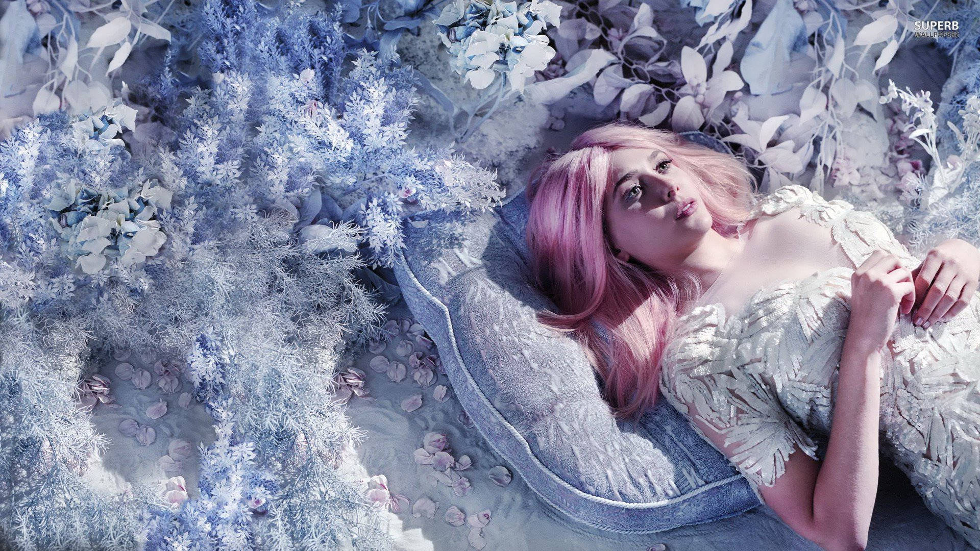 Elizabeth Olsen Pink Hair Wallpaper