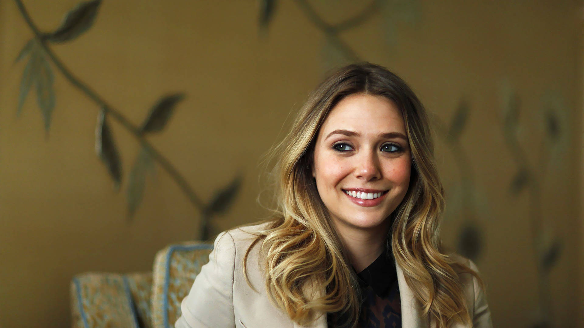 Elizabeth Olsen Stunning Smile Wallpaper