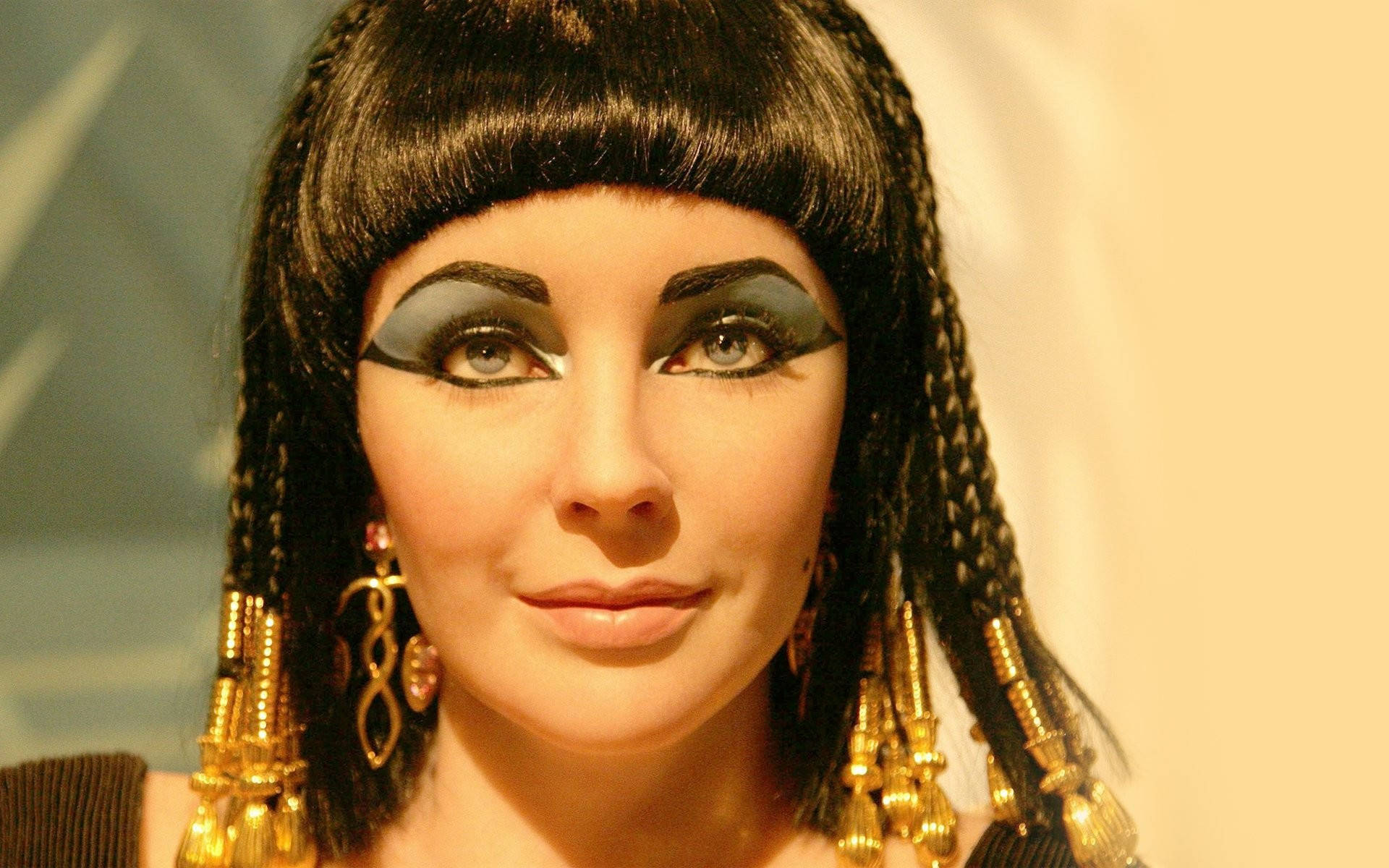 Elizabeth Taylor As Cleopatra Wallpaper
