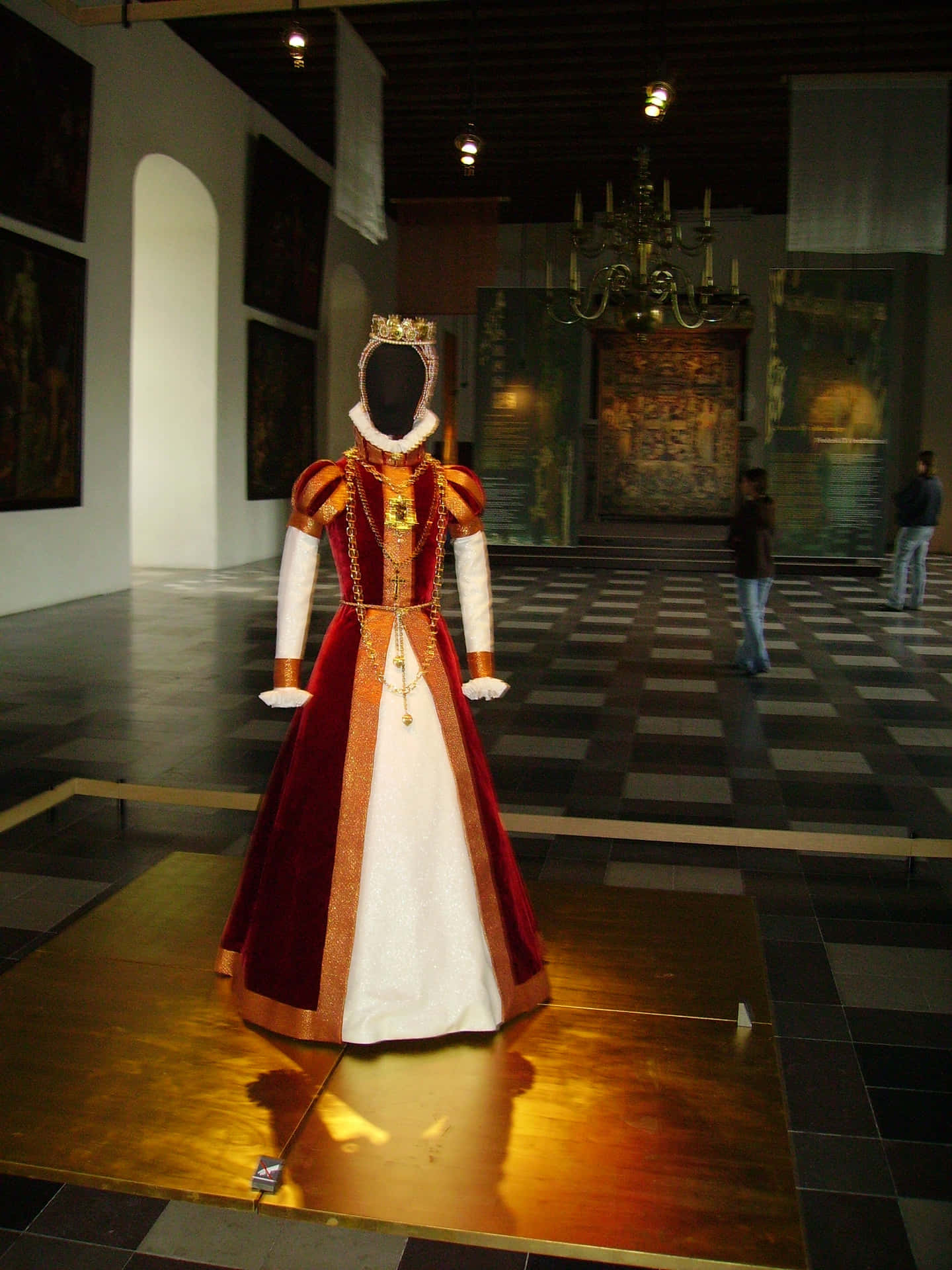 Elizabethan Royal Gown In Kronborg Castle Wallpaper