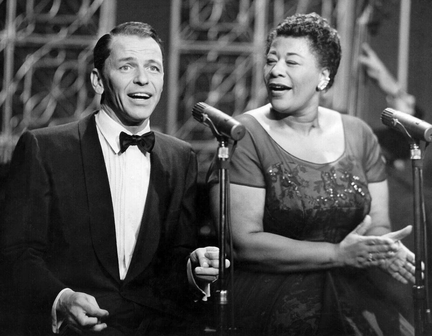 Ella Fitzgerald og Frank Sinatra smiler med martinis og cigarer Wallpaper