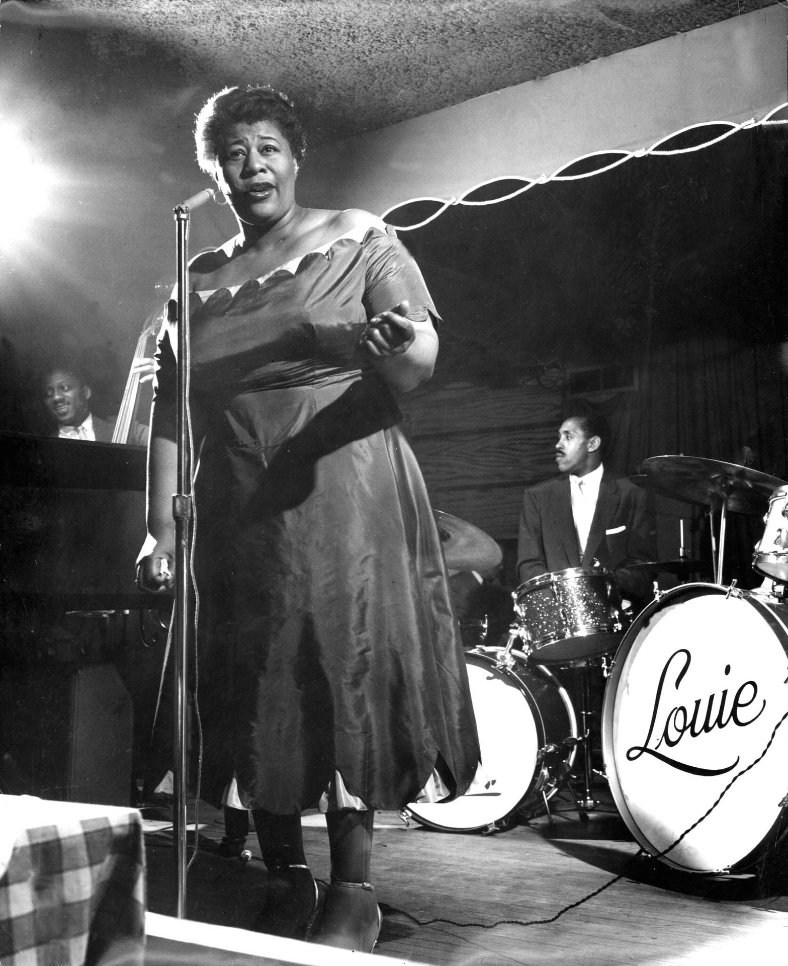 Ella Fitzgerald On Stage With Band Wallpaper