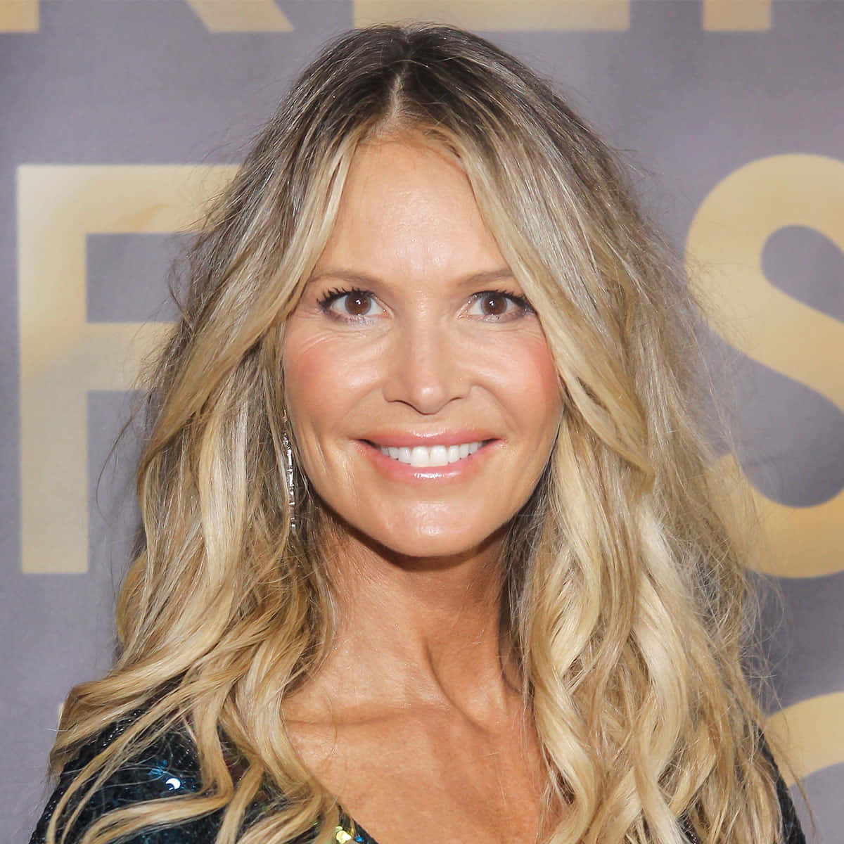 Elle Macpherson Gracefully Poses At A High-end Fashion Event Wallpaper