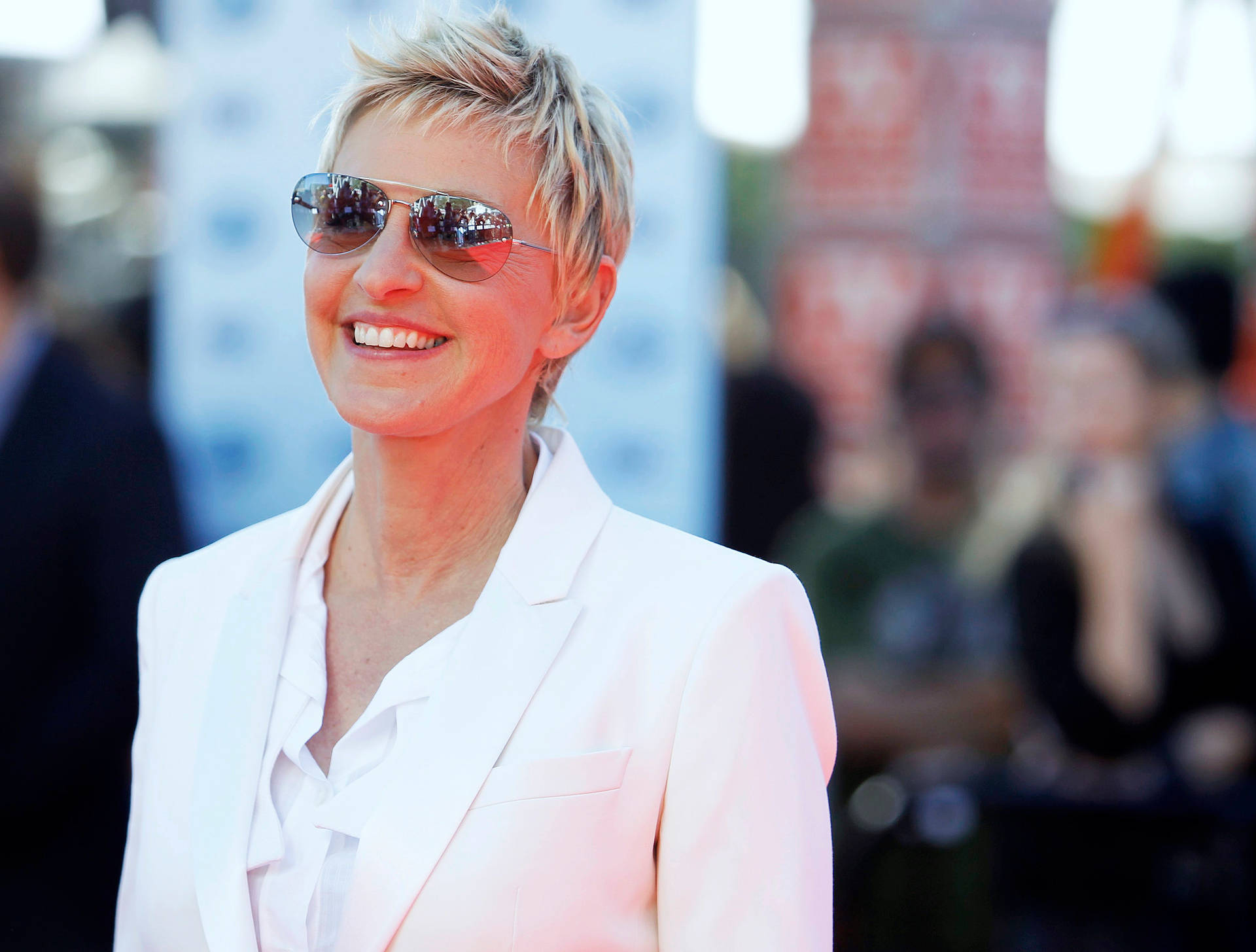 Ellen Degeneres All-white Outfit Background