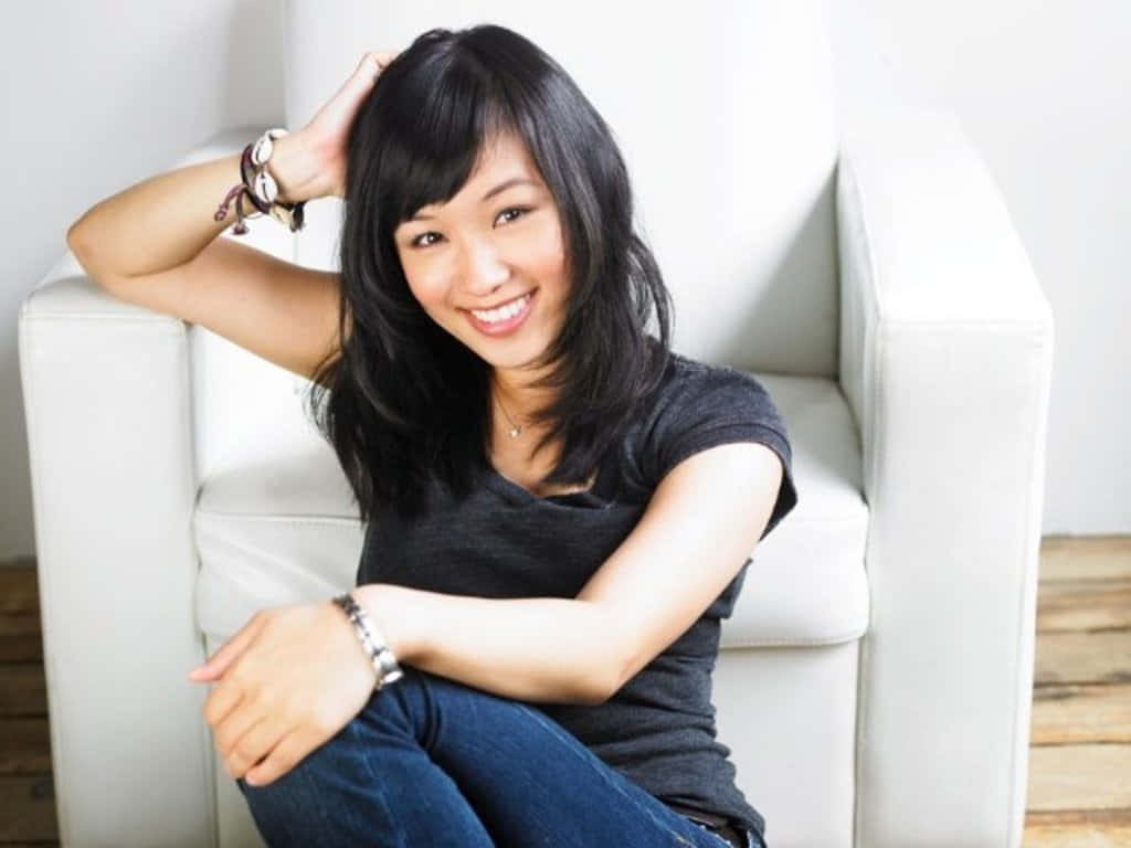 Ellen Wong Tersenyum Santai Wallpaper