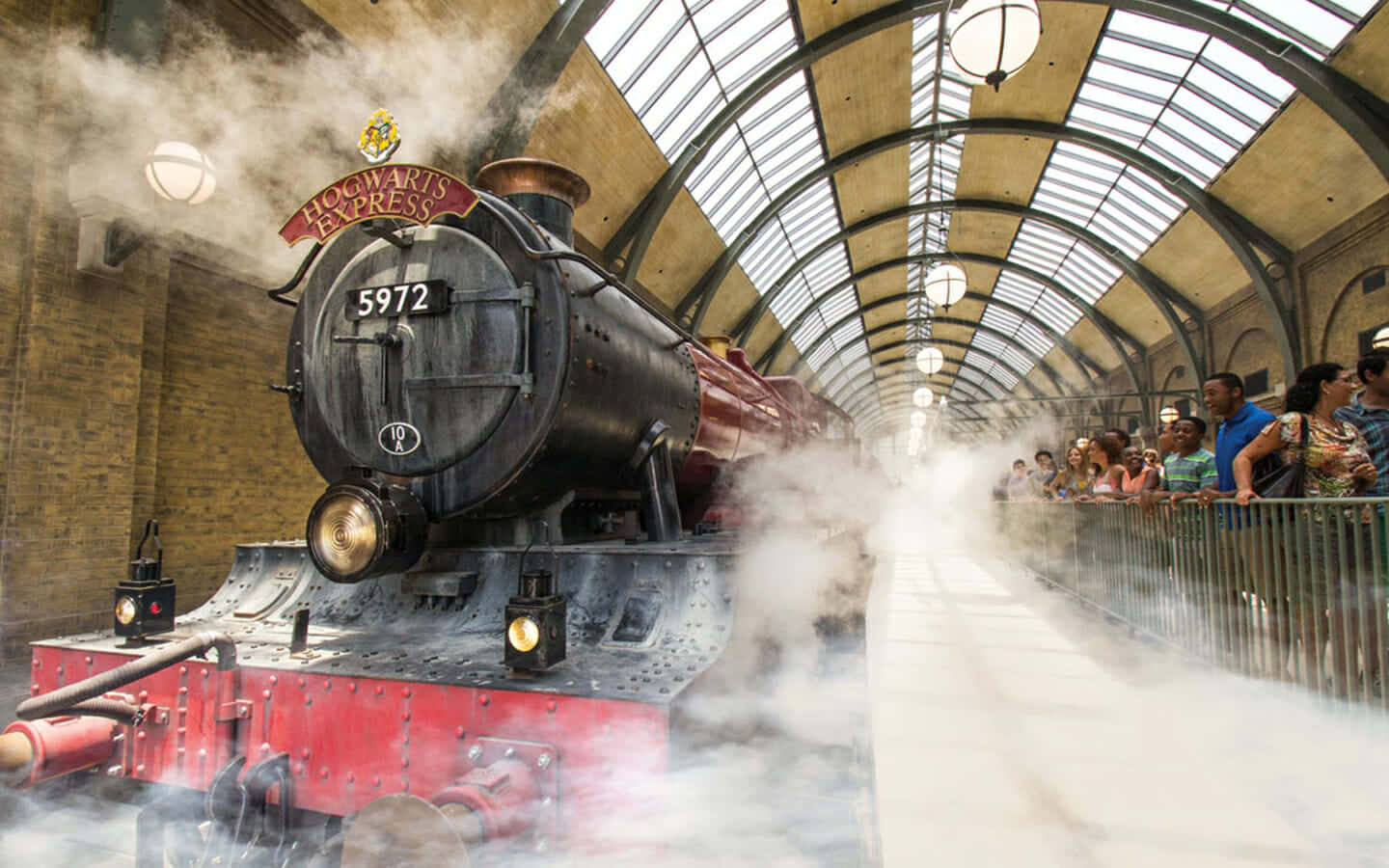 Elmágico Expreso De Hogwarts Partiendo Desde La Plataforma 9 ¾ En La Estación De King's Cross. Fondo de pantalla