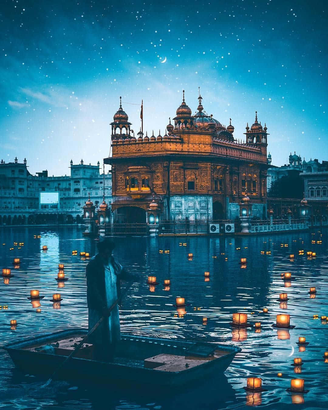 Elmajestuoso Templo Dorado En Amritsar Reflejándose En Las Aguas Serenas.