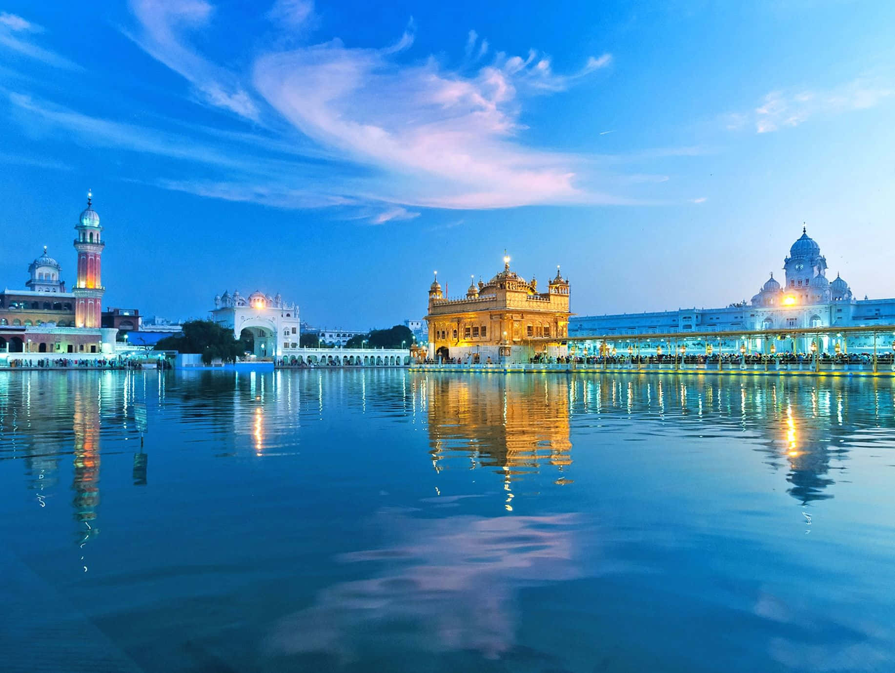 Elmajestuoso Templo Dorado En Amritsar Reflejándose En Las Serenas Aguas Del Sagrado Estanque.