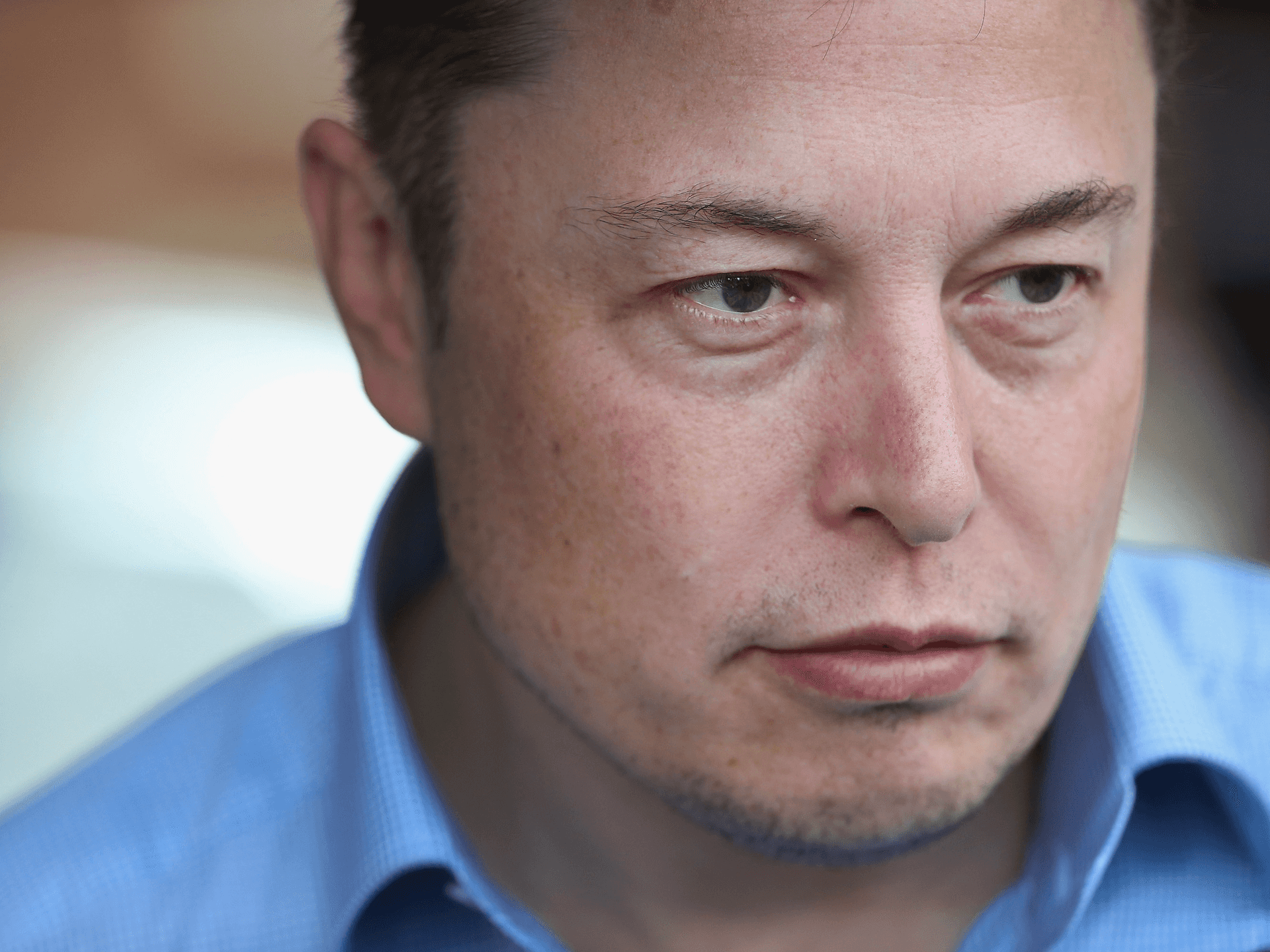 Elonmusk Tittar In I Kameran.