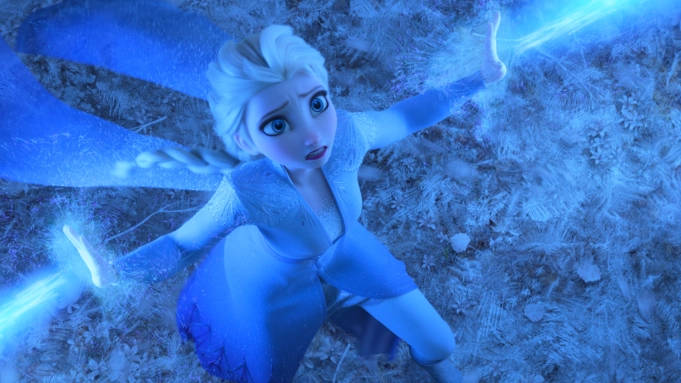 Elsaaus Frozen 2 Nutzt Ihre Kräfte Als Bildschirmhintergrund. Wallpaper