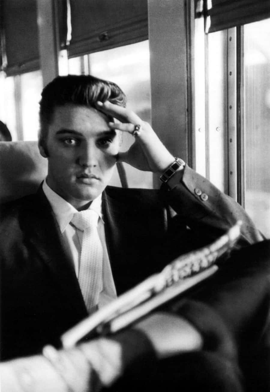 Imagemum Jovem Elvis Presley Posa Em Sua Primeira Sessão De Gravação.