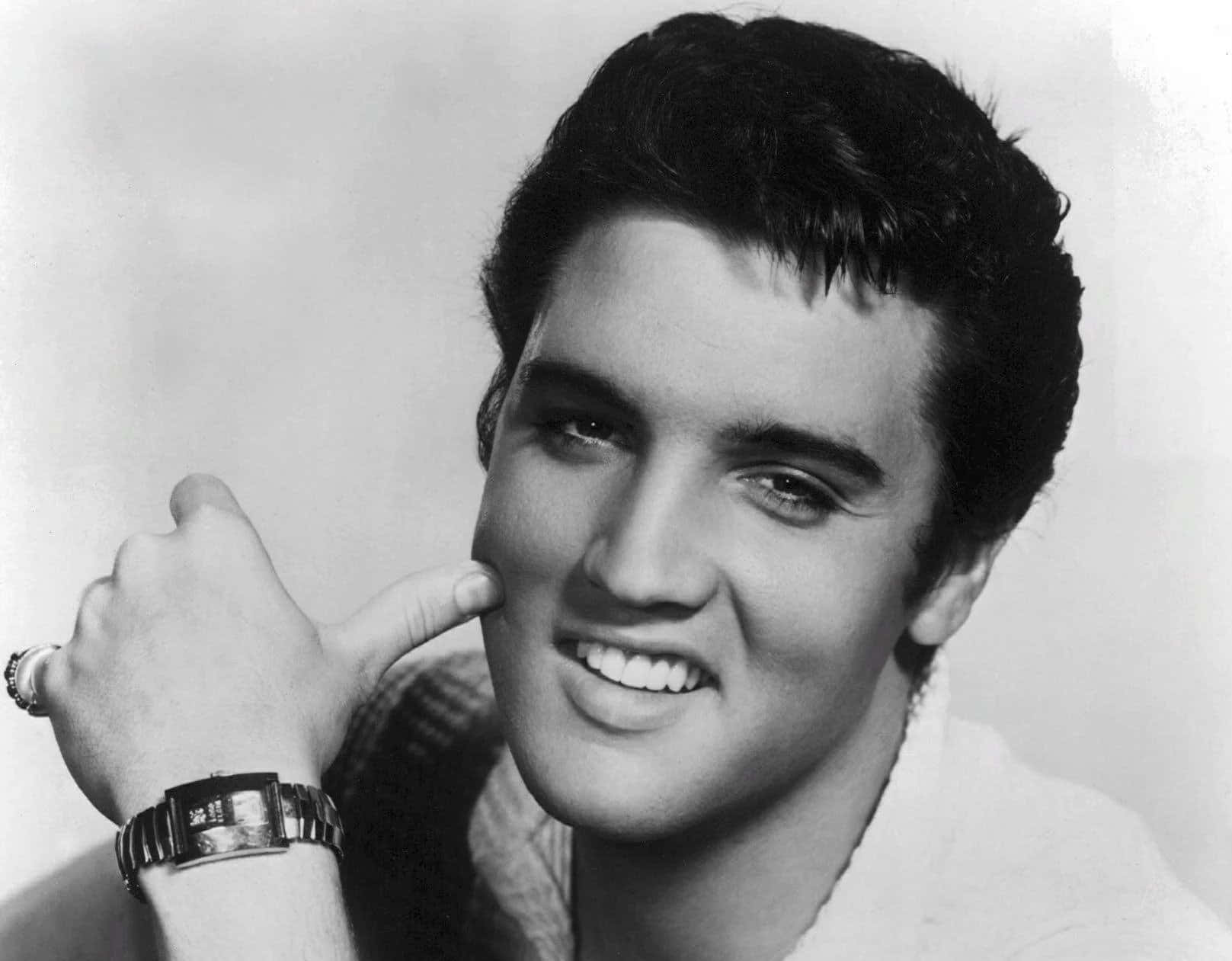 Elvis Presley Is Smiling In A Black And White Photo