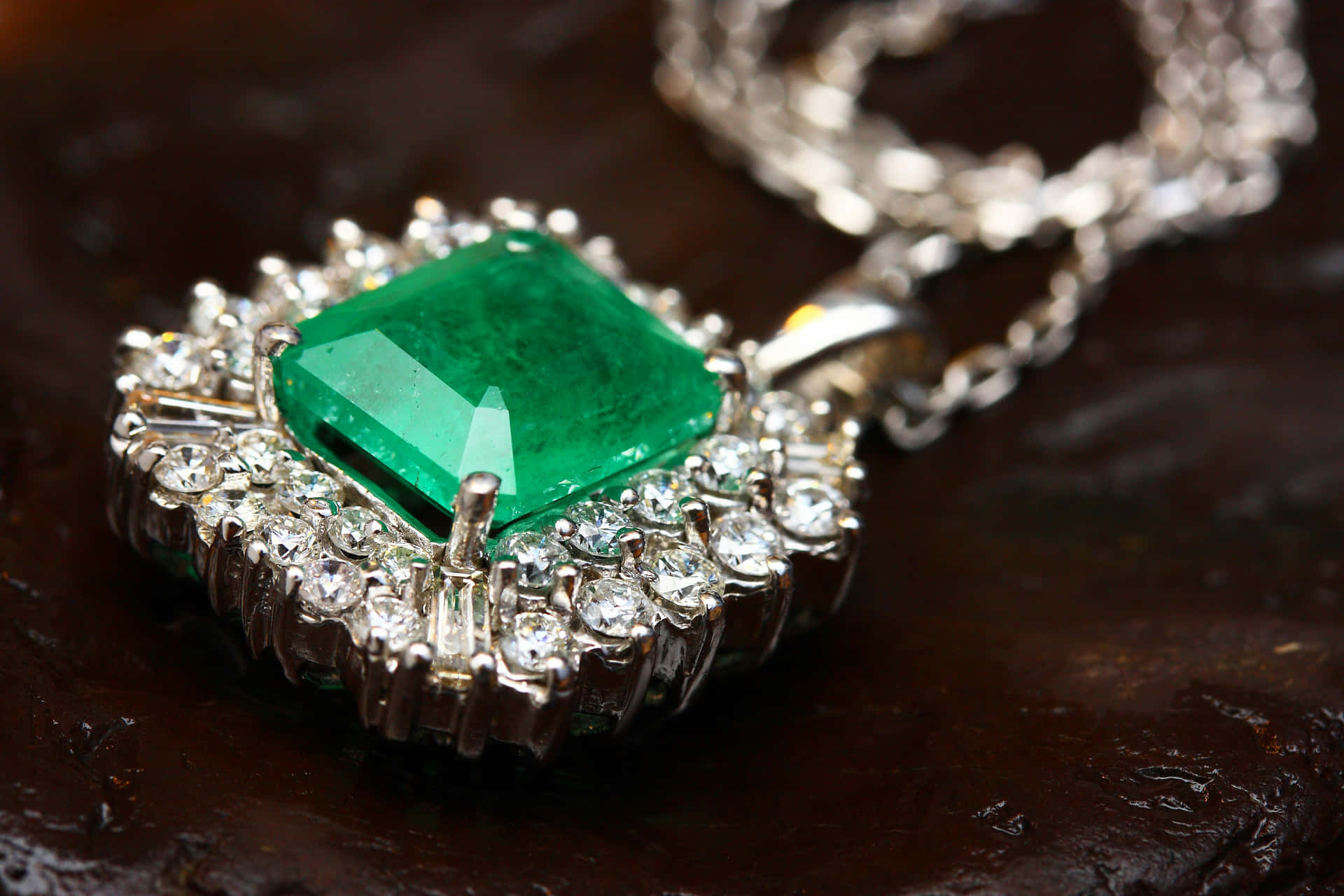 Emerald Gemstone Pendant Luxury Jewelry Wallpaper