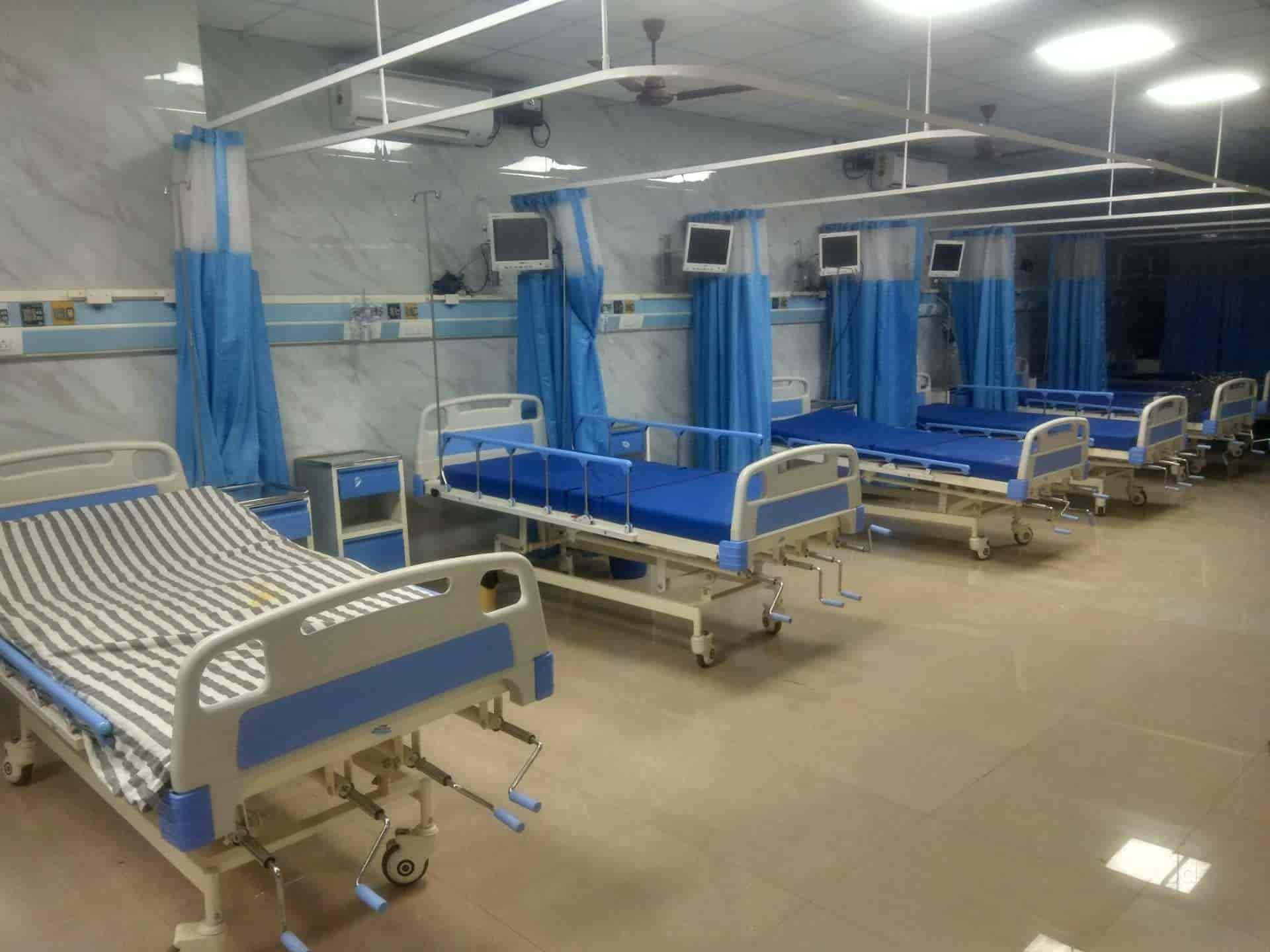 Modern Hospital Room Featuring a Fully Equipped Hospital Bed Wallpaper