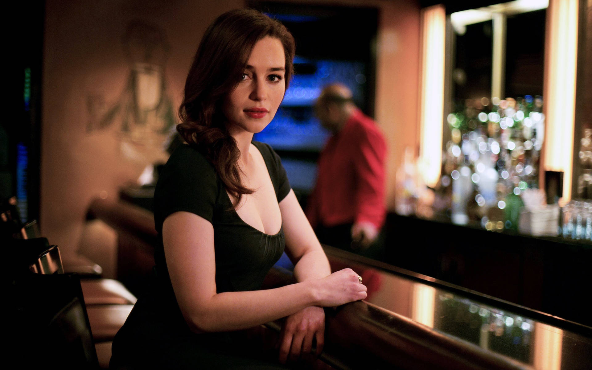 Sesiónde Fotos De Emilia Clarke En Un Bar. Fondo de pantalla