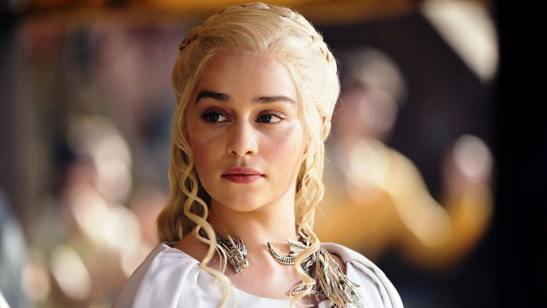 Emilia Clarke Dronning Daenerys Stormborn af huset Targaryen, den første af hendes navn, dronning af andals og de første mænd, beskytter af de syv kongeriger, moder til draoner. Wallpaper