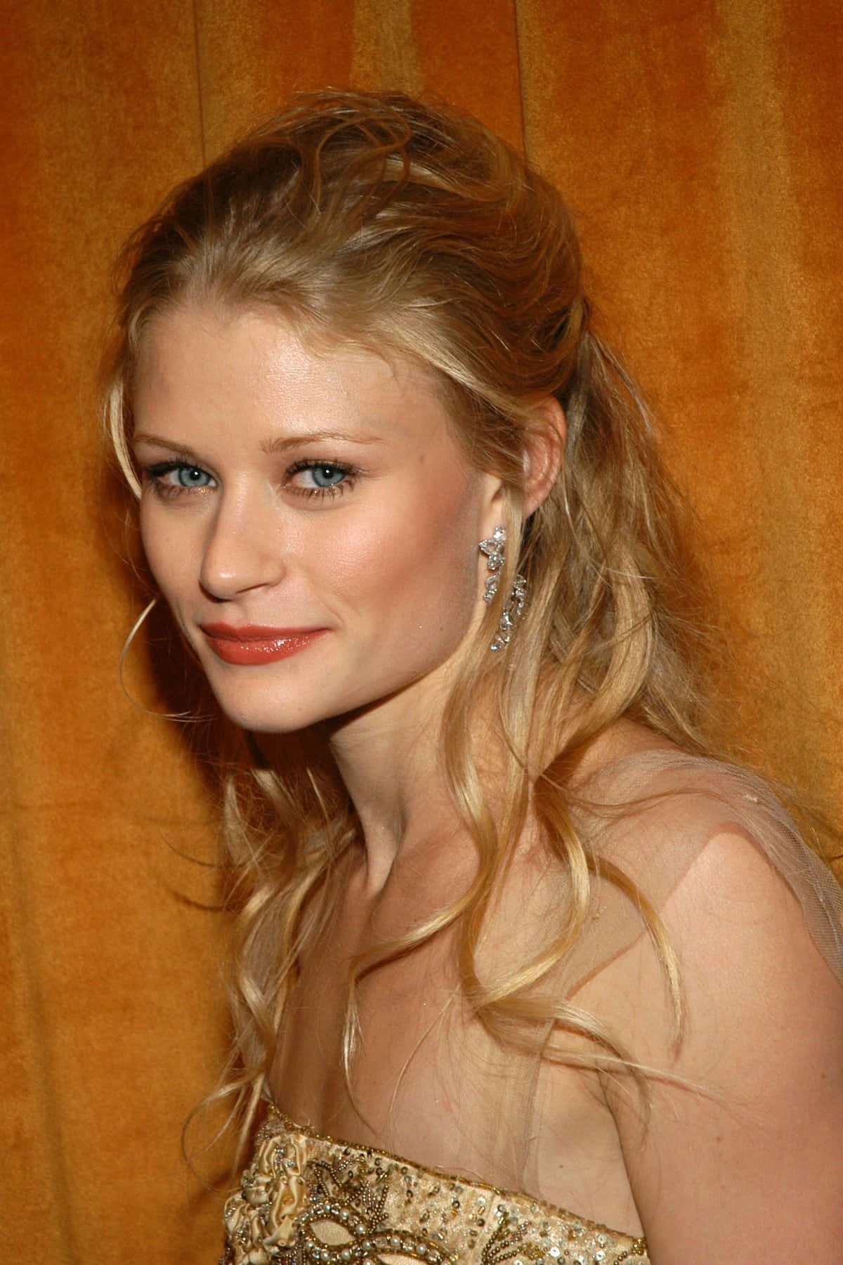 Emilie De Ravin Exuding Serenity And Grace Wallpaper