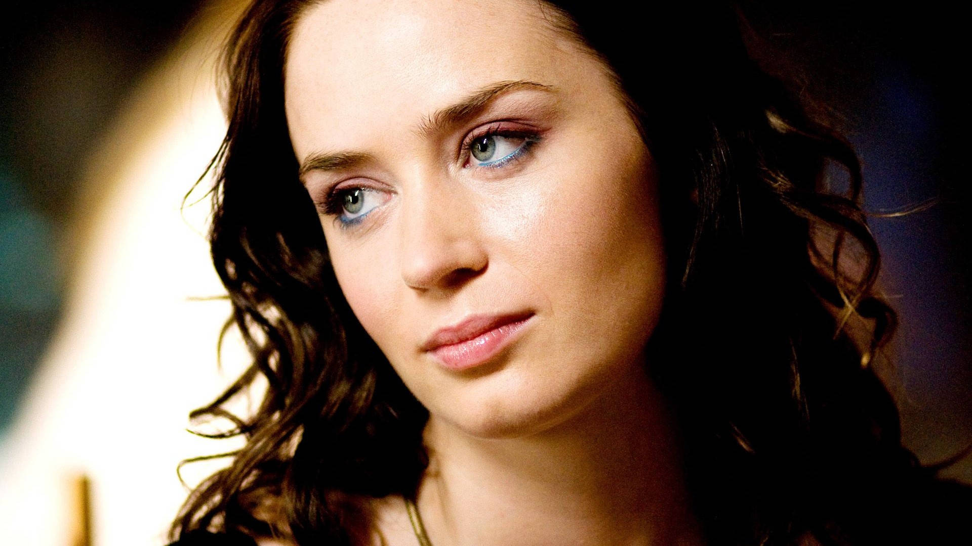 Emily Blunt Close-up Photography Wallpaper