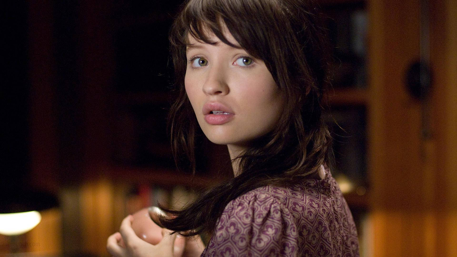 Emily Browning As Anna Ivers 2009 The Uninvited Wallpaper