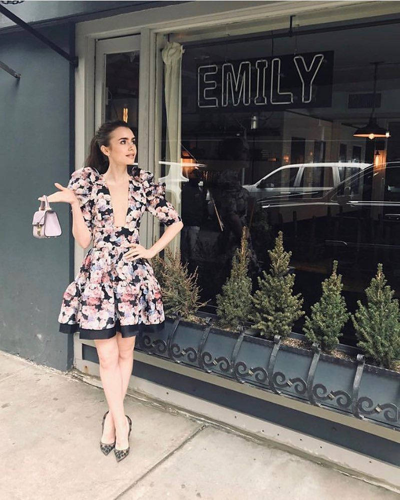 Emily i Paris ser pæn ud i sin blomstrede kjole Wallpaper