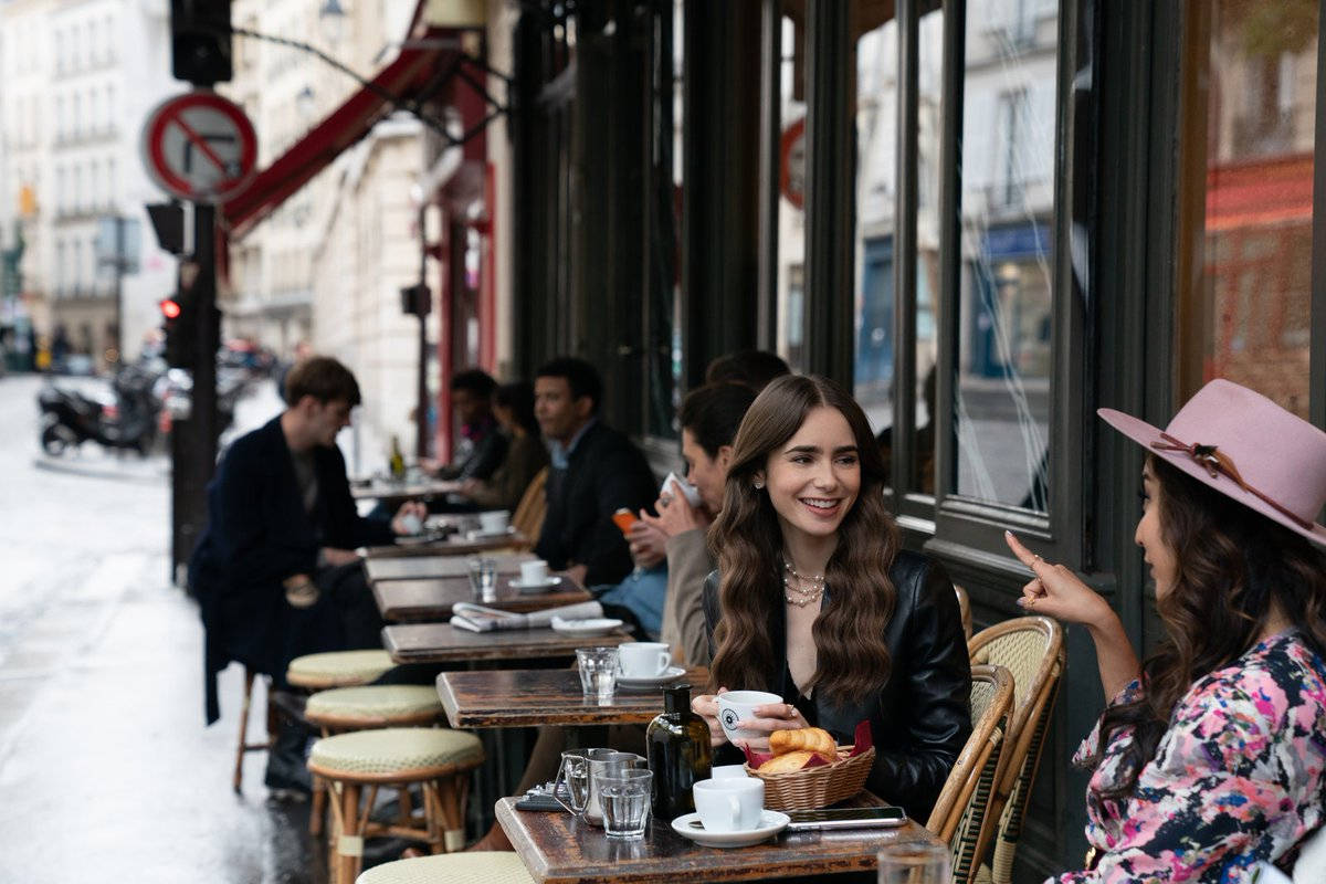 Kommmit Und Trink Tee Mit Emily In Paris Wallpaper